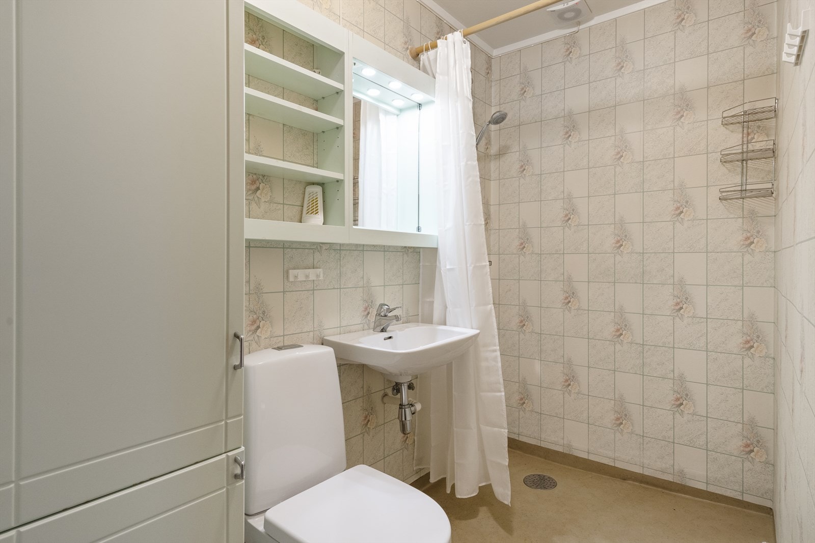 Bad/wc i underetasjen, som hører til hovedetasjen. Galleribilde