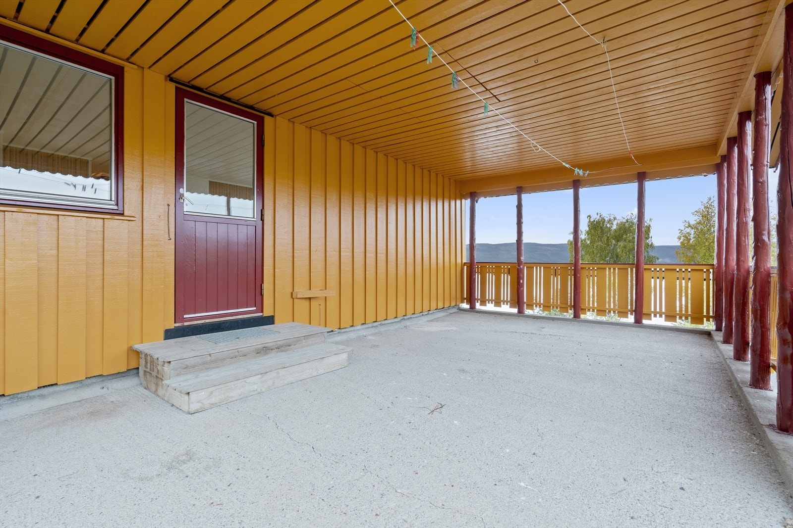 Overbygd, romslig terrasse. Galleribilde