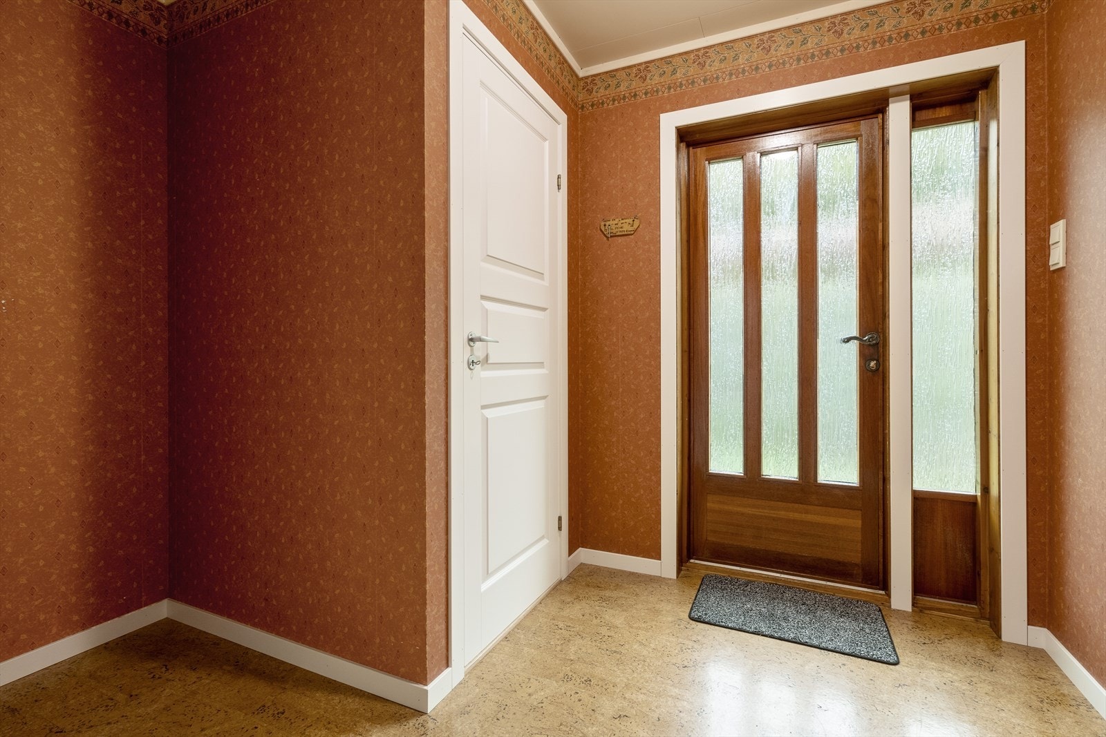 Velkommen inn! Entré med plass for yttertøyet, og trapp ned til underetasjen. Galleribilde