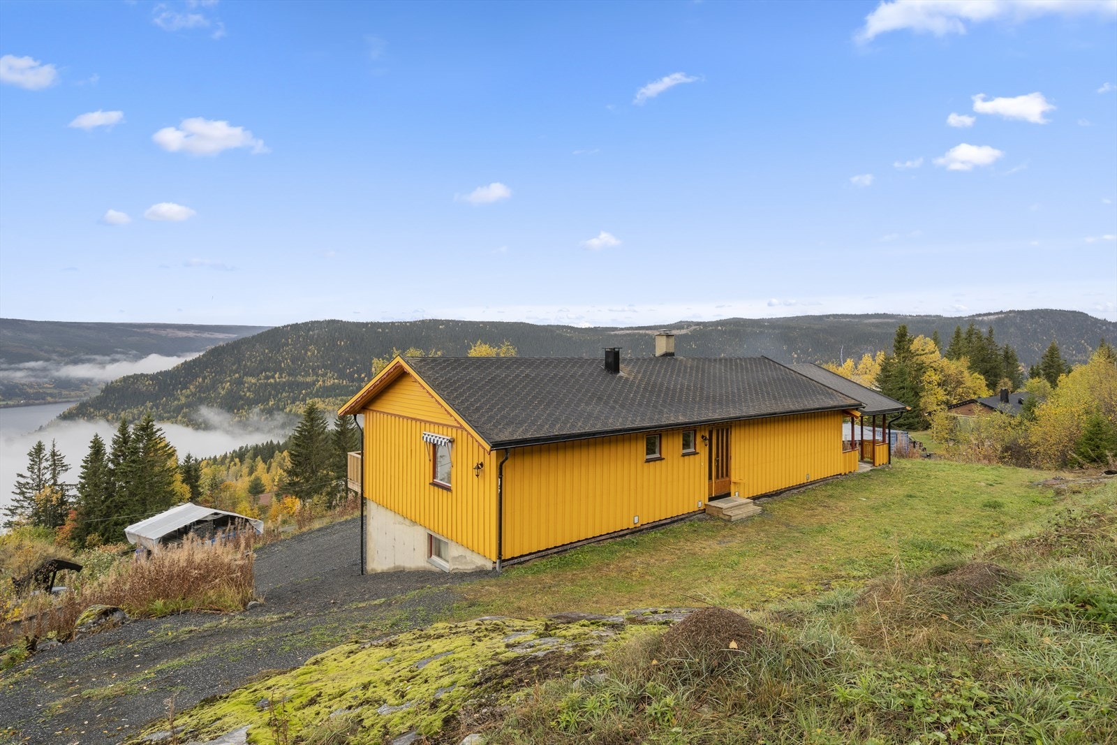 Eiendommen ligger i Ranheimsbygda ca. 6 km opp fra Fagernes, åpent, solvendt og meget fint til. Galleribilde