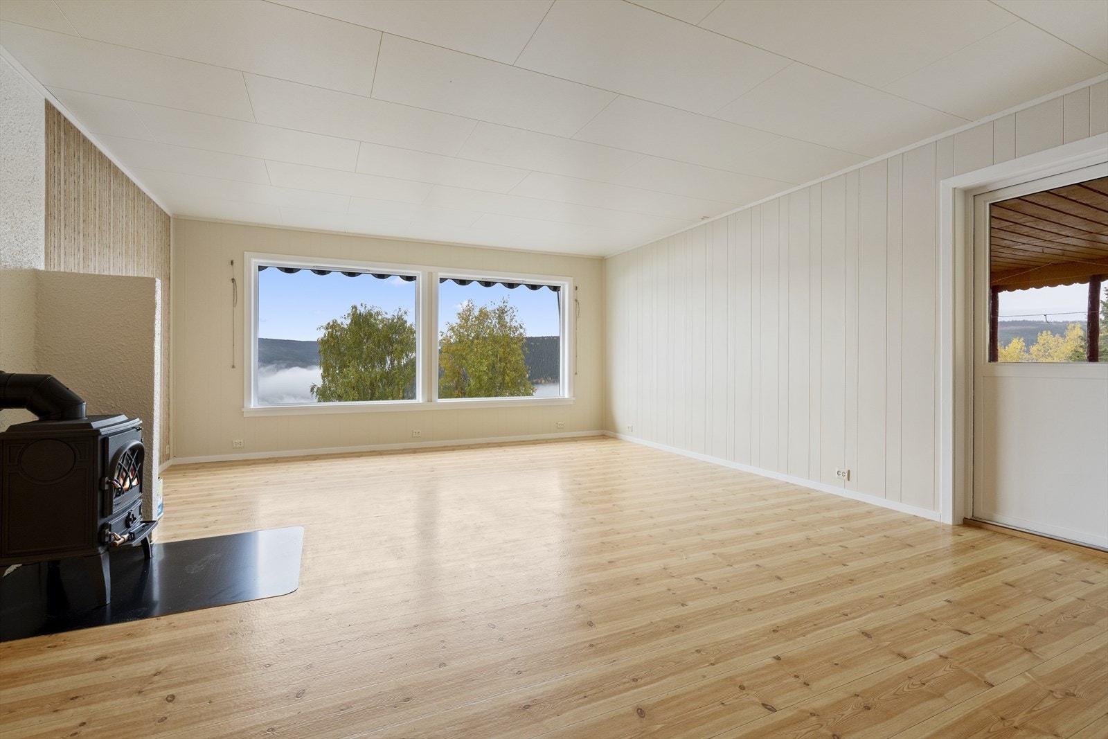 Stue med store vindusflater ut mot den flotte utsikten. Galleribilde