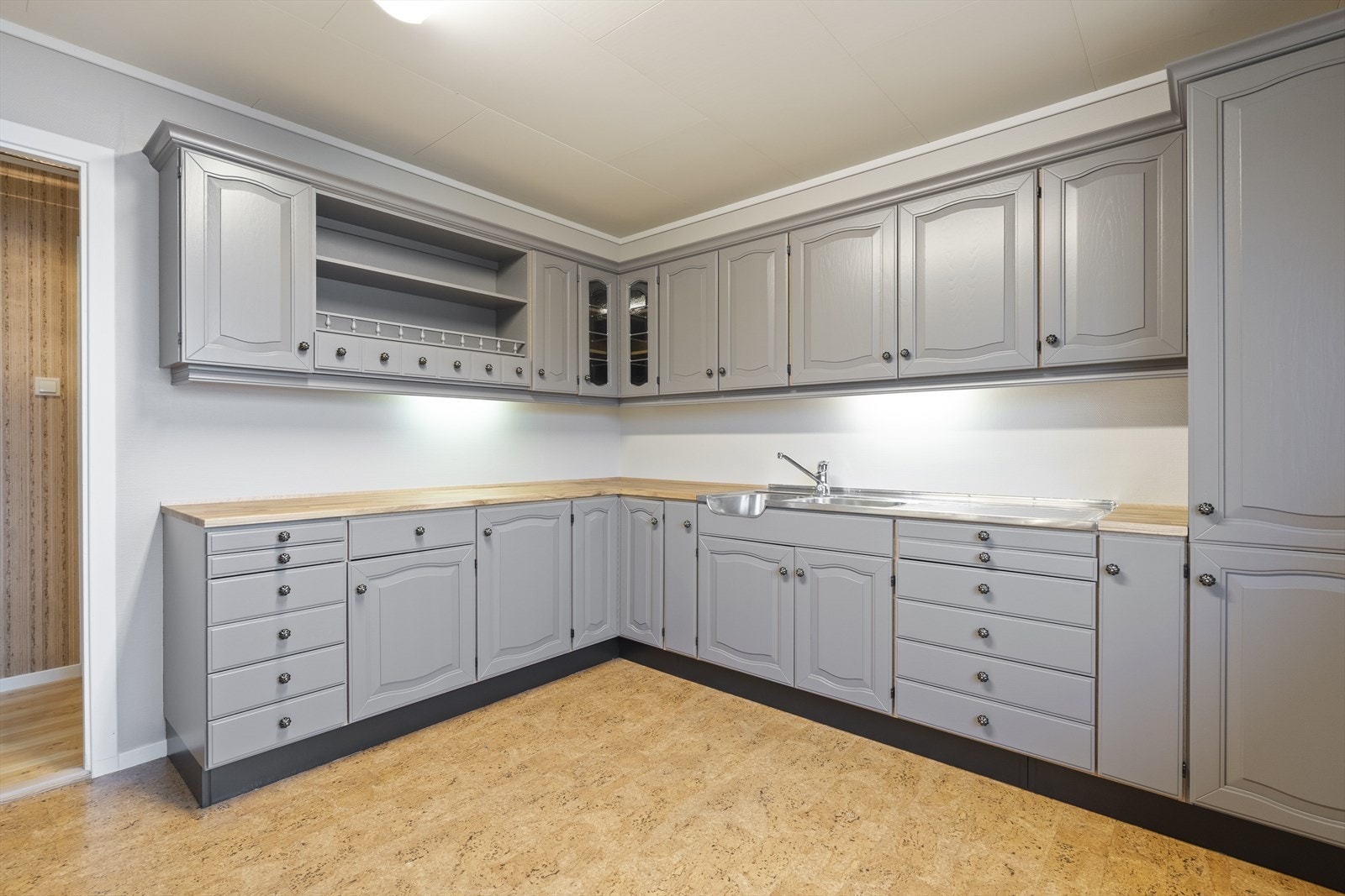 Kjøkken med eldre kjøkkeninnredning fra Sigdal, malt i 2022. Galleribilde