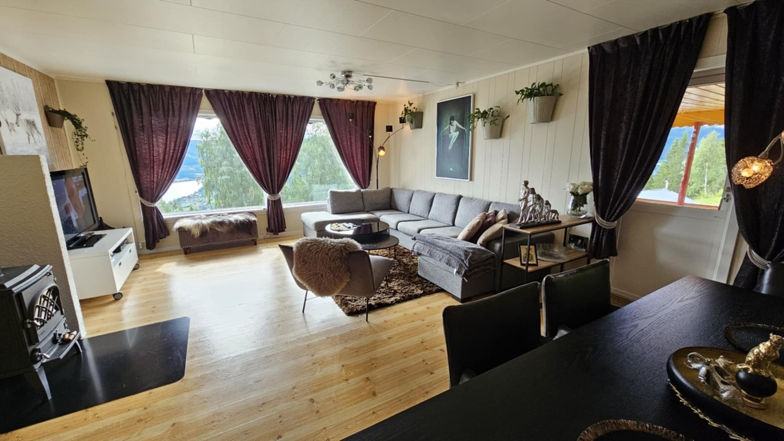 Romslig stue med flere møbleringsmulighetet Galleribilde