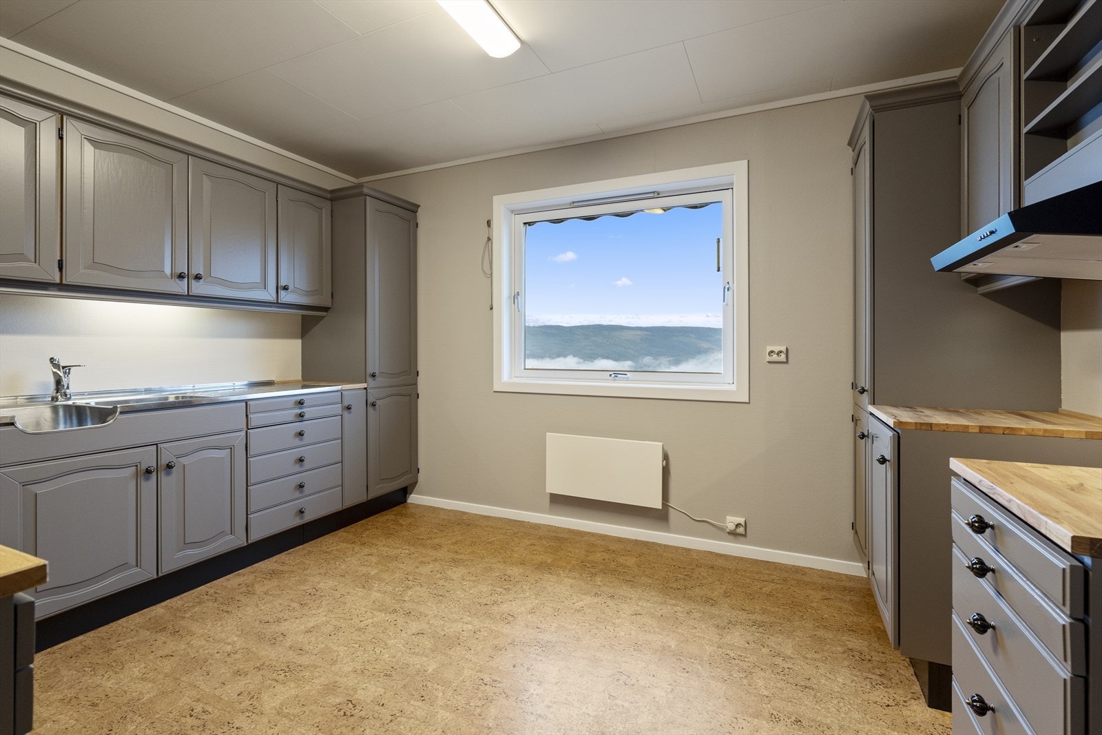 Godt med benk- og skapplass, samt plass for frittstående hvitevarer. Galleribilde