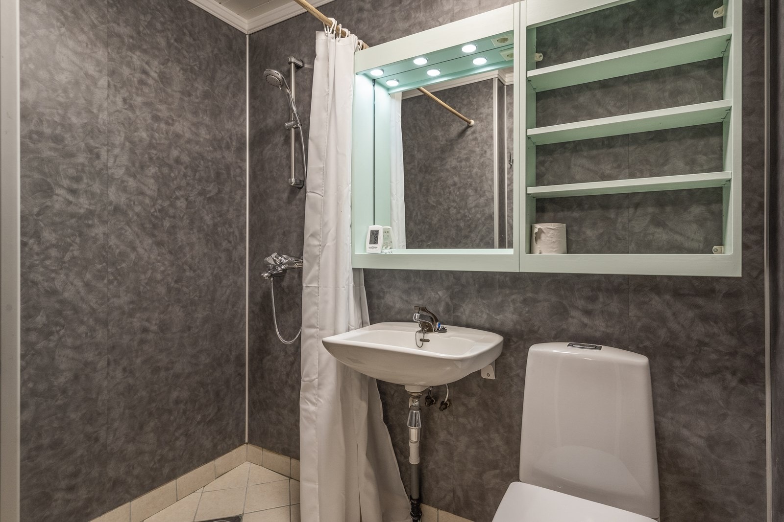 Bad i underetasje. Galleribilde