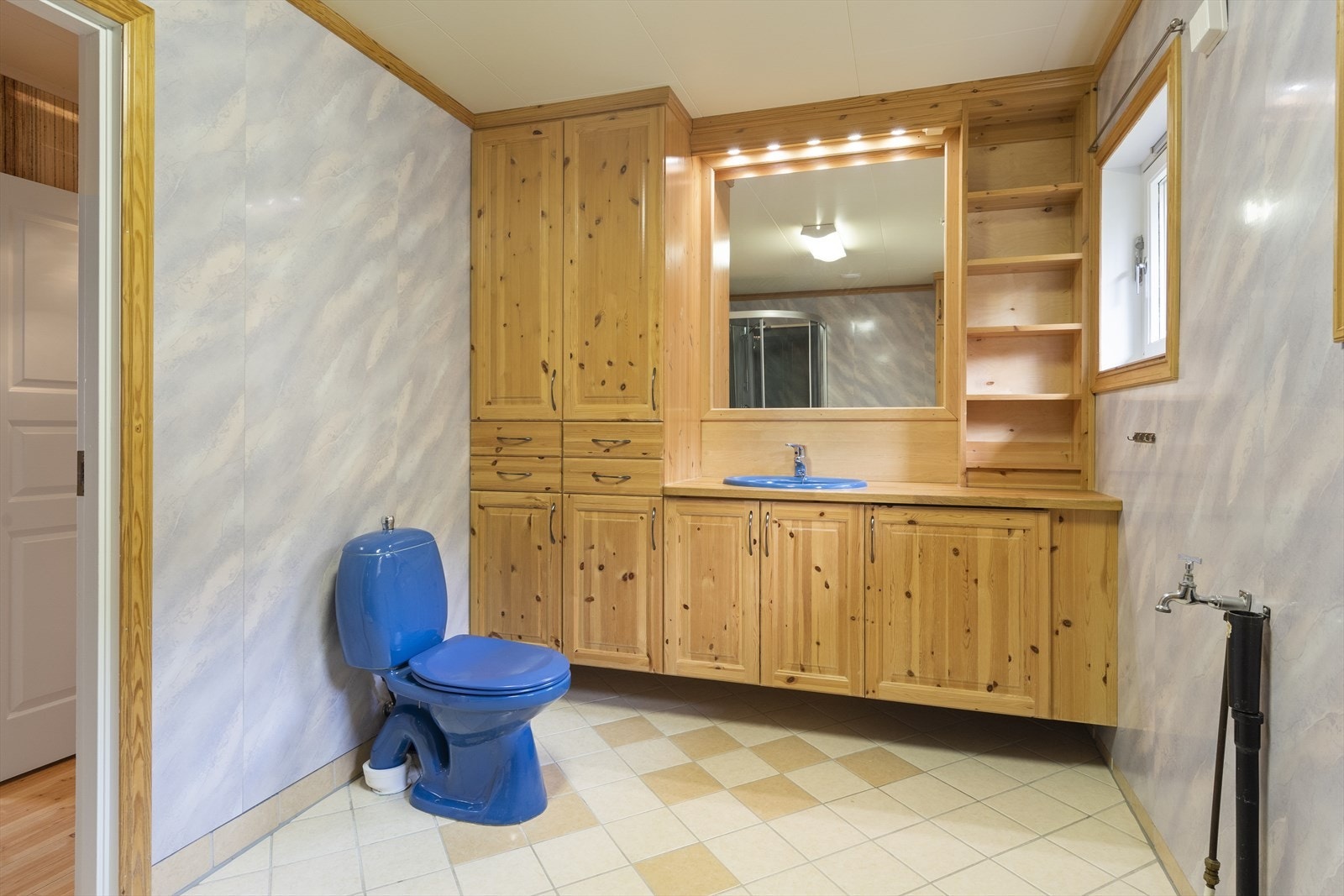 Fliser på gulv og baderomsplater på vegg. Opplegg for vaskemaskin. Galleribilde