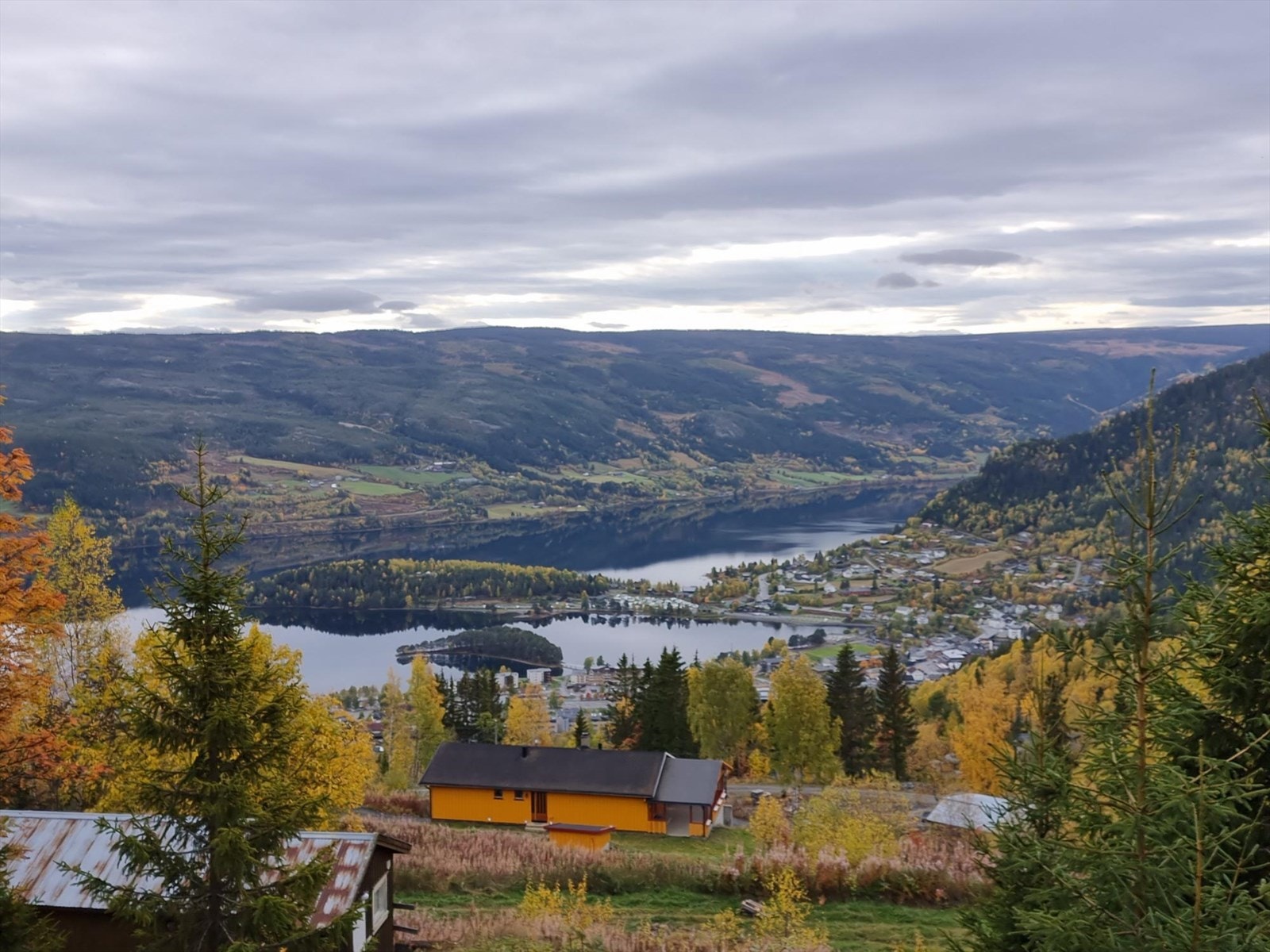 Fra eiendommen er det nydelig utsikt over Fagernes og Strondafjorden. Galleribilde