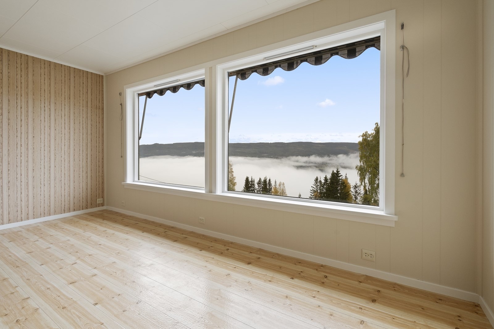 Stuen har lysmalte overflater og belegg på gulv. Galleribilde