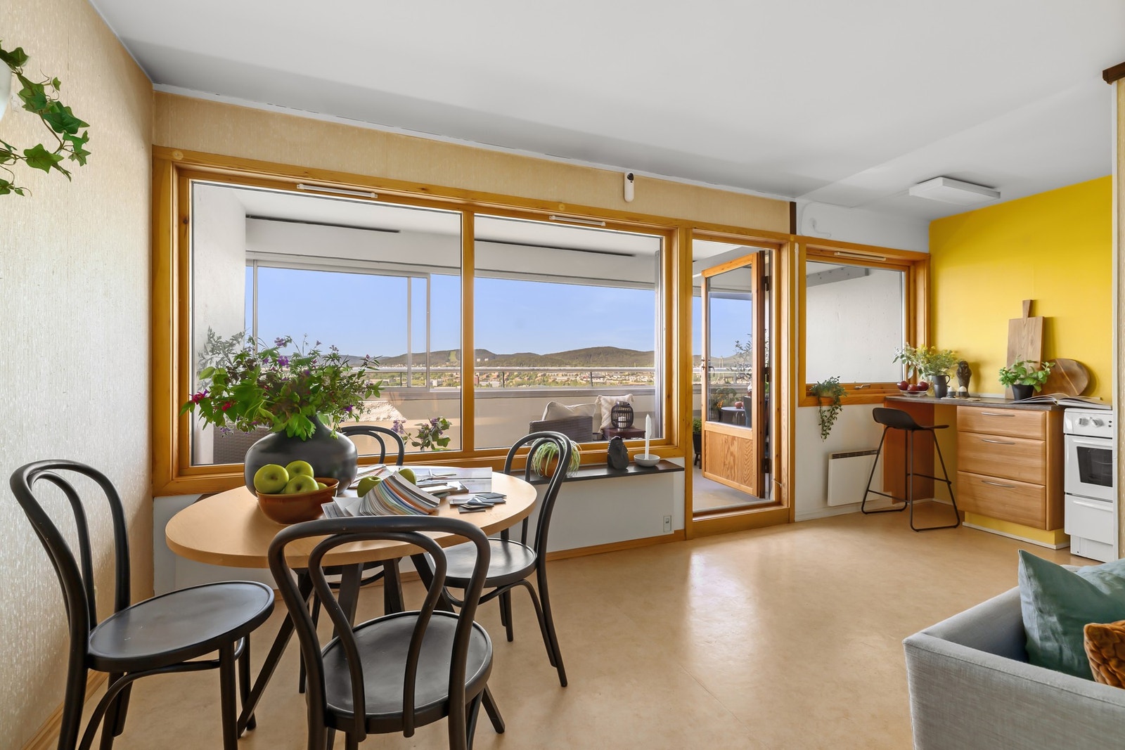 Romslig og lys stue/spisestue med utgang til innglasset terrasse Galleribilde
