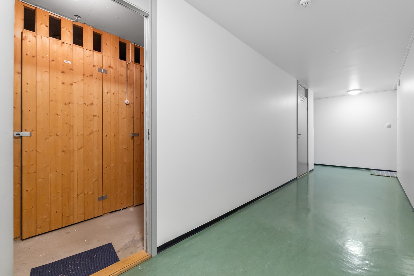 Praktisk bod uten for leiligheten i oppgangen i 7 etg. I tillegg disponerer leiligheten en kjellerbod Galleribilde