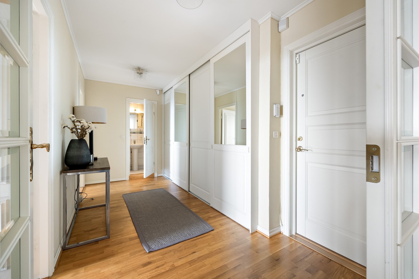 Inngang til bad fra gangen. Galleribilde