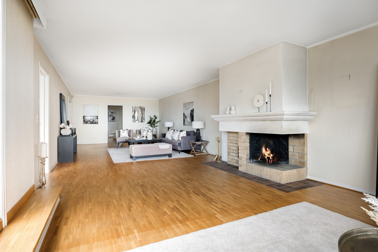 Stuen gir rom for mange møbleringsmuligheter. Galleribilde