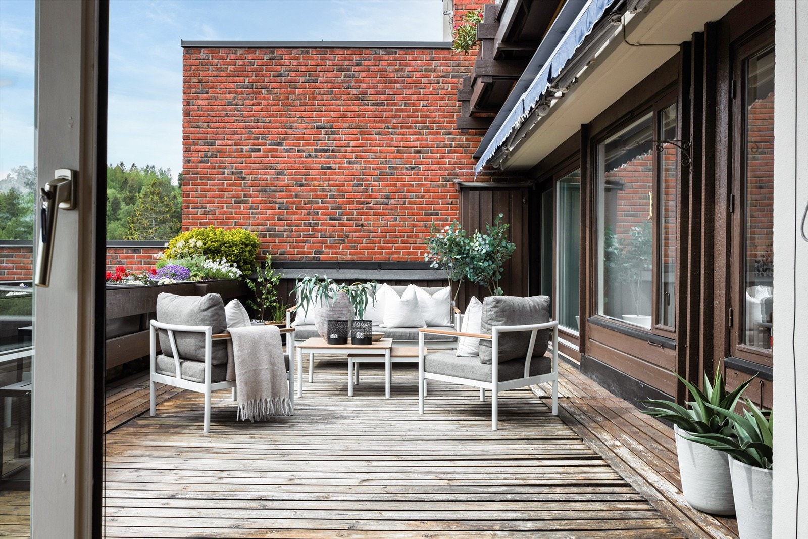 Utgang til terrassen med skyvedører fra stue og et soverom. Galleribilde