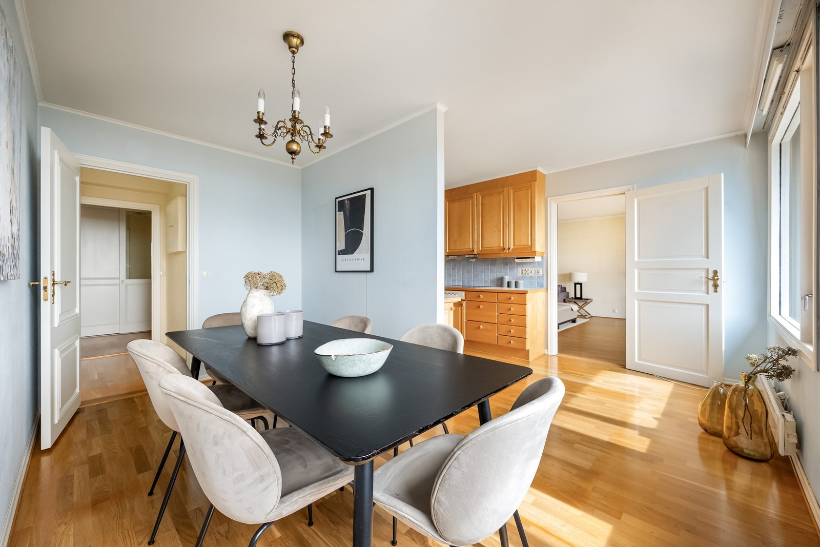 Opprinnelig var det et tredje soverom i leiligheten som nå er åpnet opp og brukes som spisestue. Galleribilde