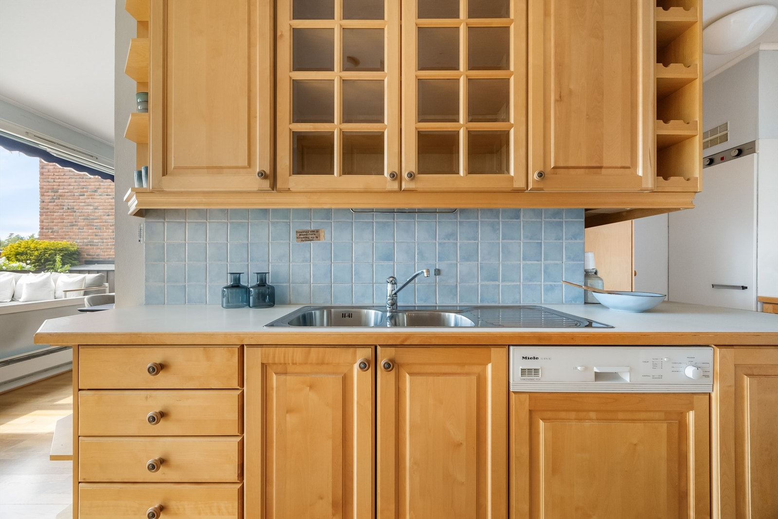 Integrert oppvaskmaskin, komfyr og platetopp på kjøkken. Galleribilde