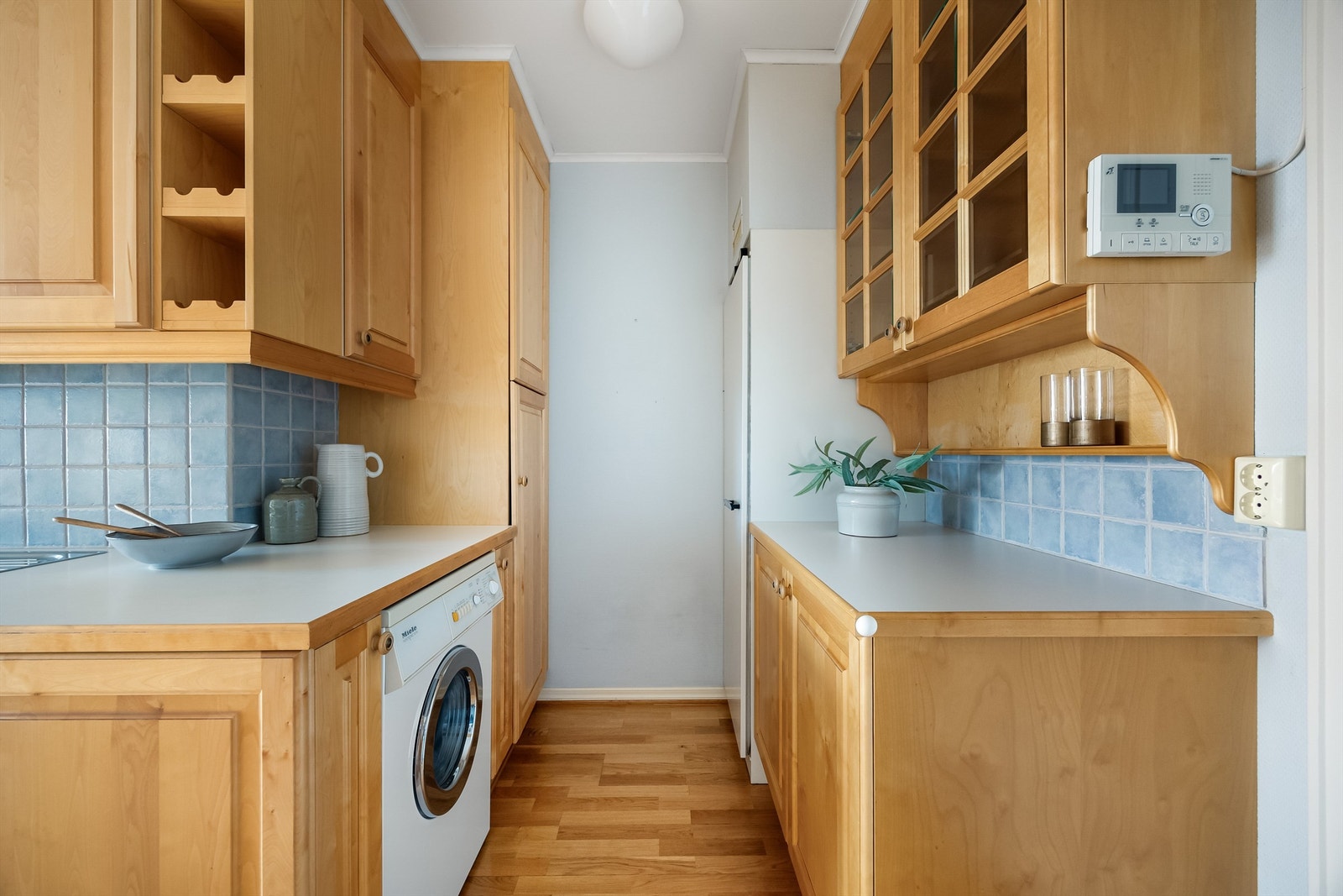 Nisje inn på kjøkken hvor nåværende eier har vaskemaskin og tørkeskap. Galleribilde