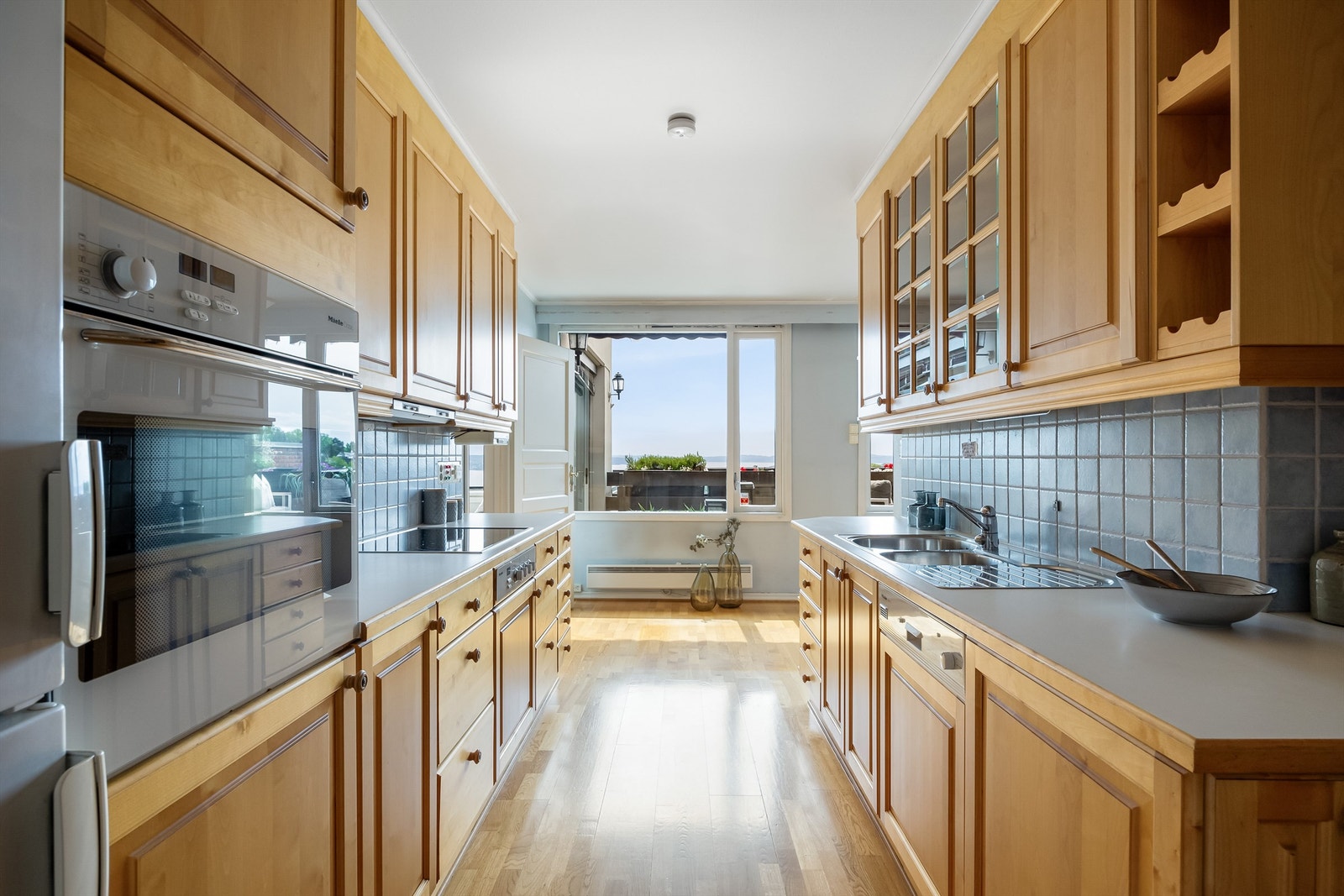 Kjøkken med mye lagringsplass og god benkeflate. Galleribilde