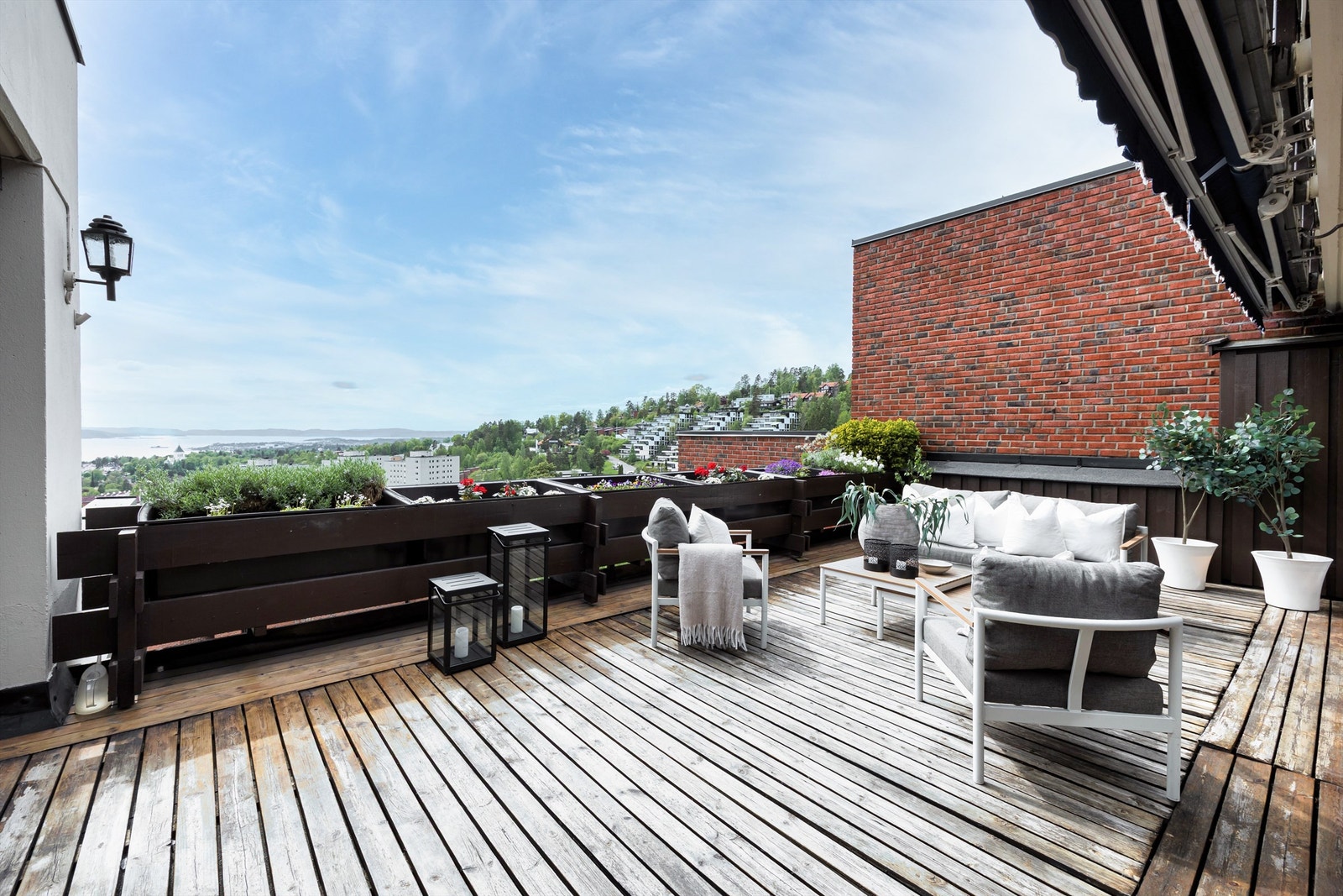 Usjenert og skjermet terrasse med gode solforhold. Galleribilde