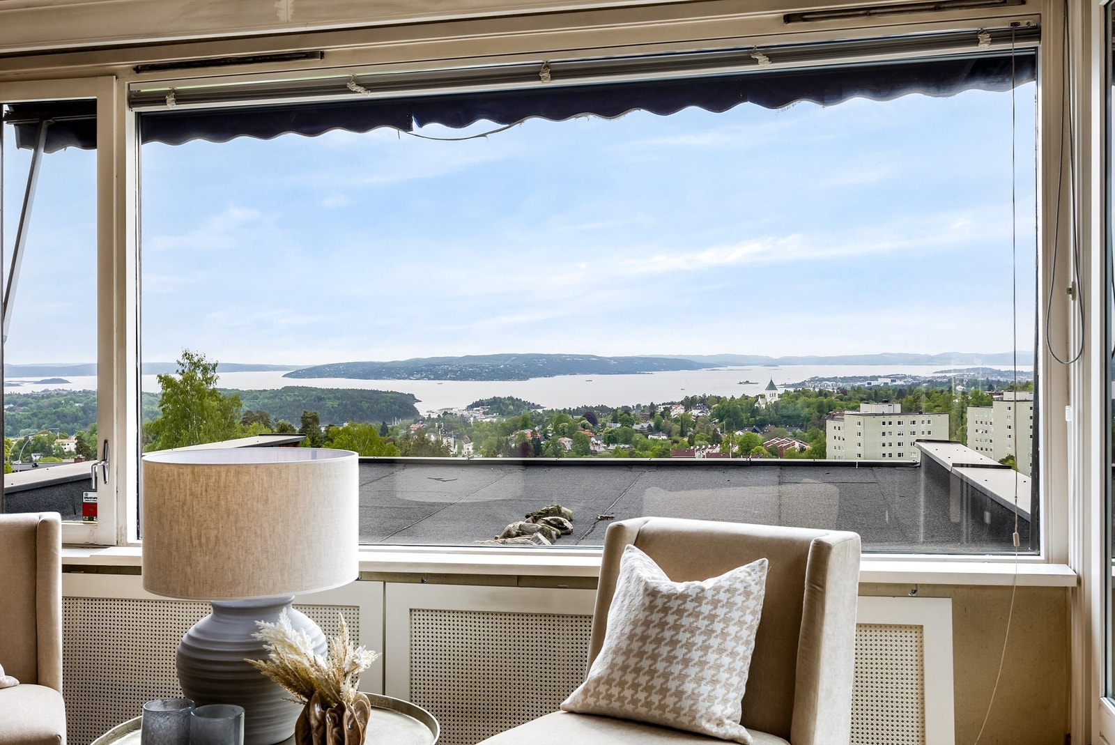 Nydelig utsyn fra stuen mot Oslofjorden. Galleribilde