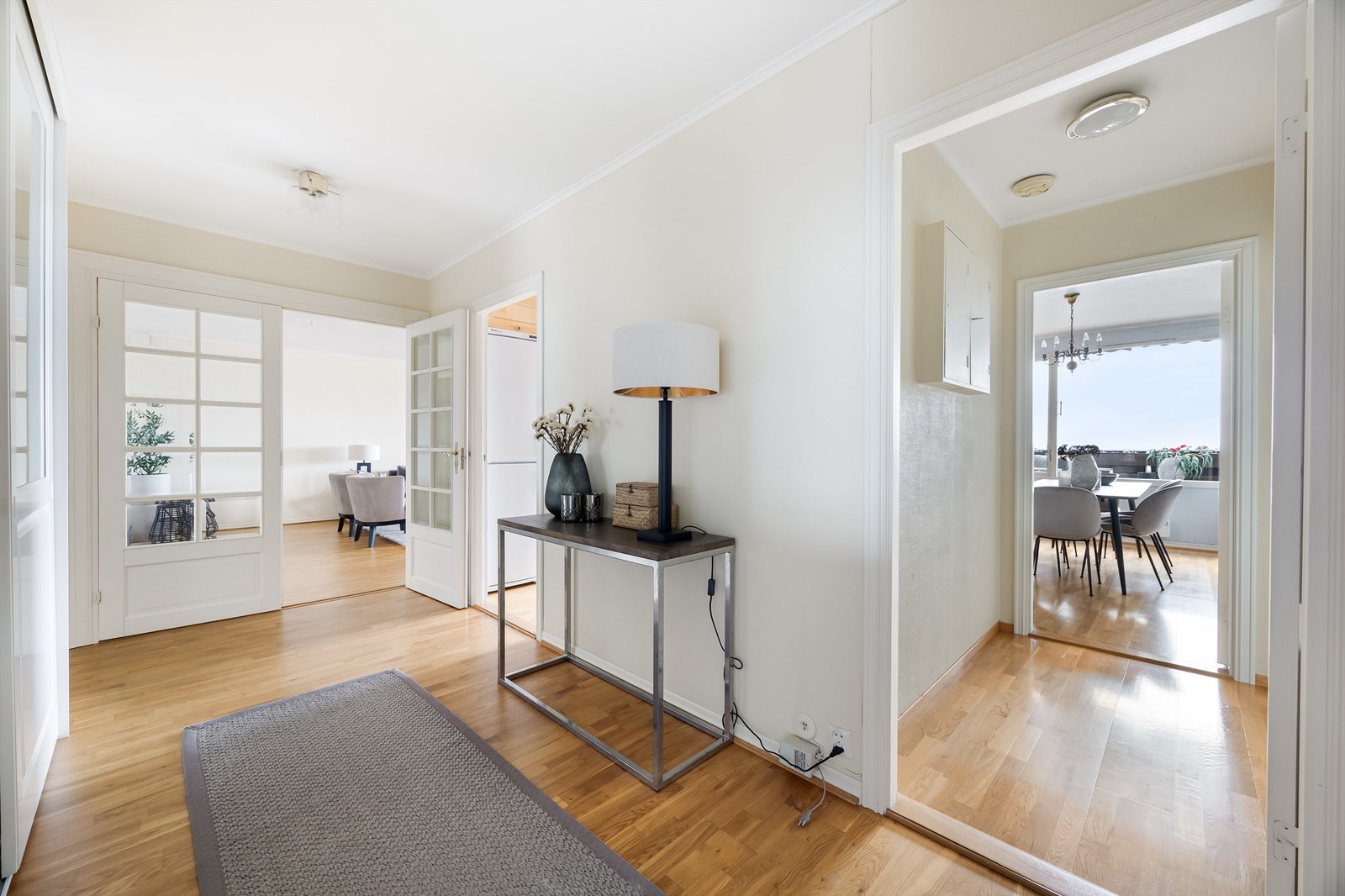 Stor gang med skyvedørsgarderobe. Galleribilde