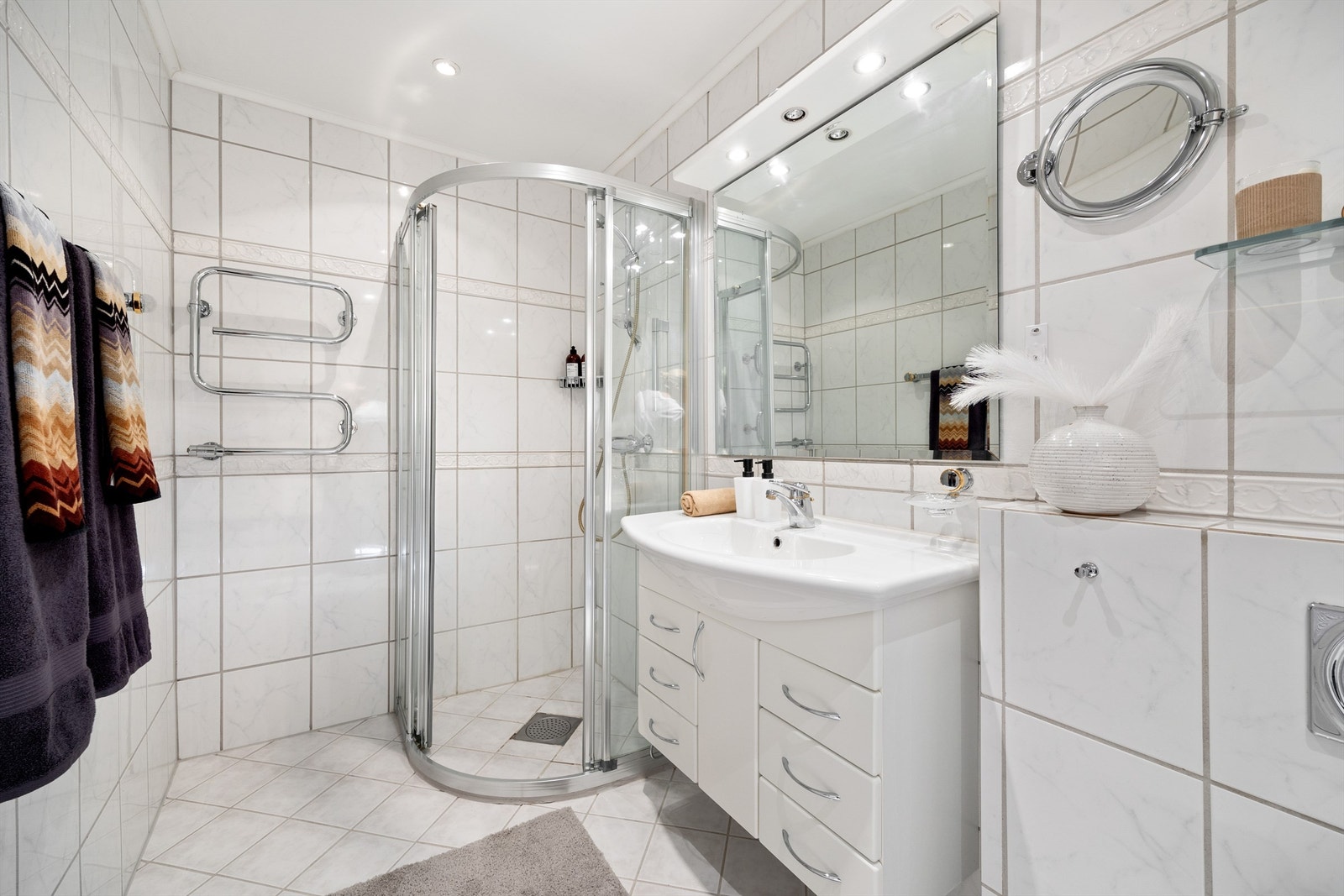 Hovedbad er av romslig størrelse. Håndklevarmer montert på vegg. Galleribilde