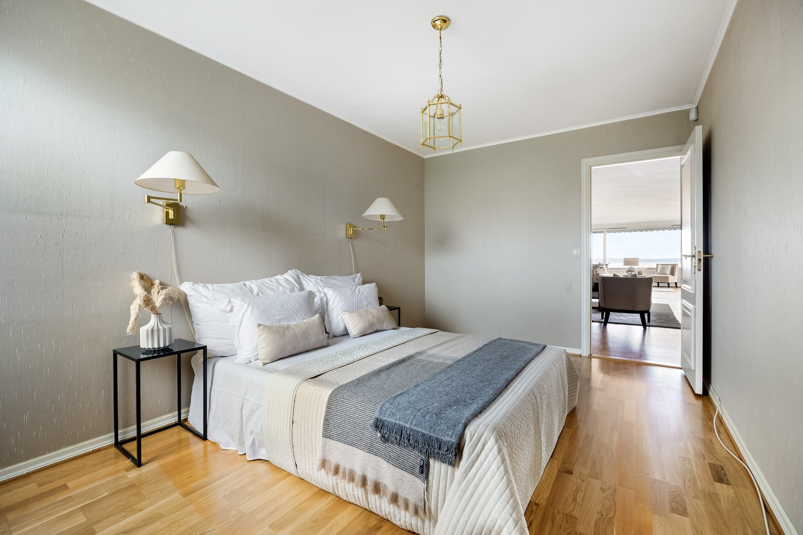 Soverom 2 har god plass til dobbeltseng, skap og evn skrivepult. Galleribilde