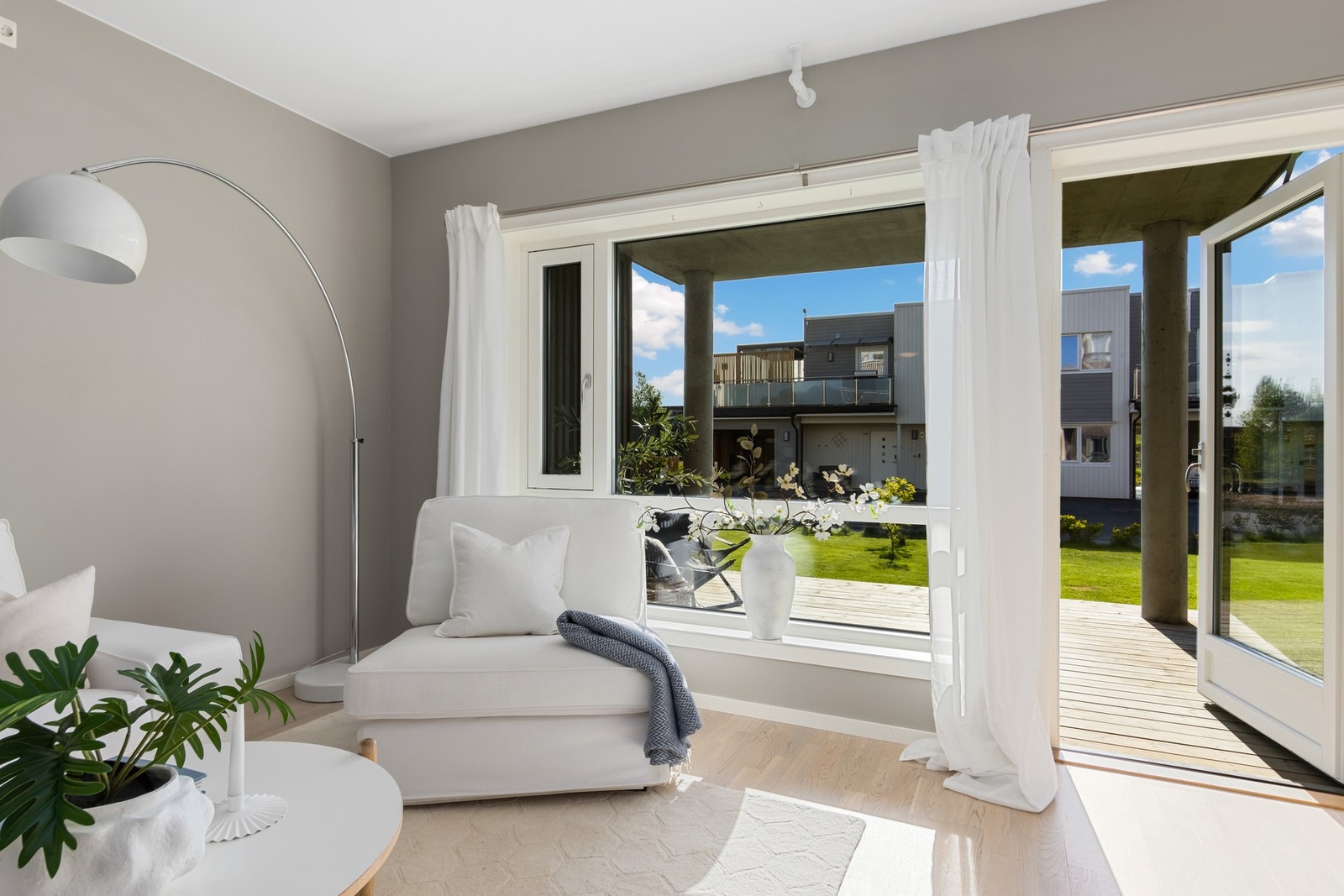 Utgang til vestvendt terrasse. Galleribilde