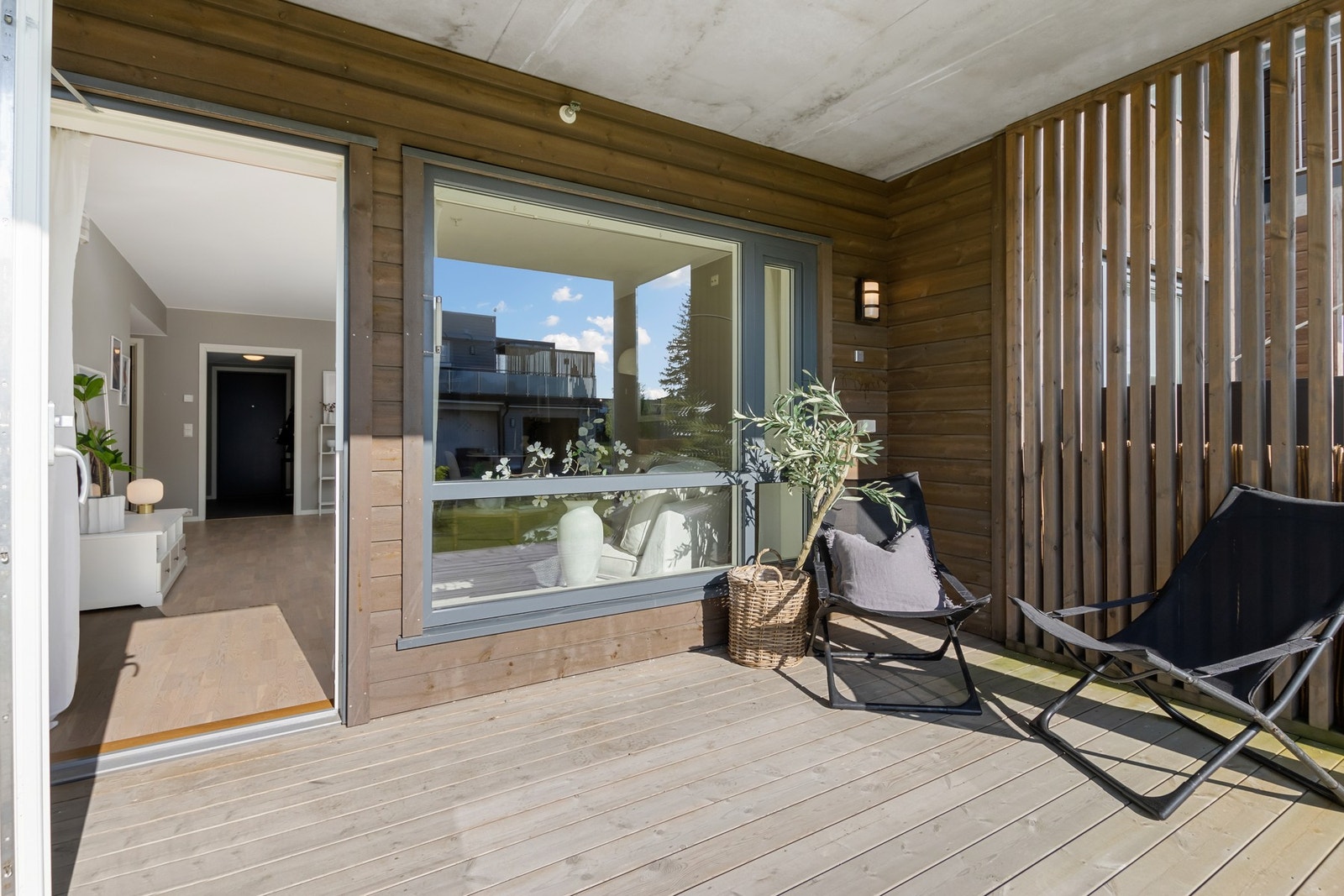 Vestvendt terrasse. Galleribilde