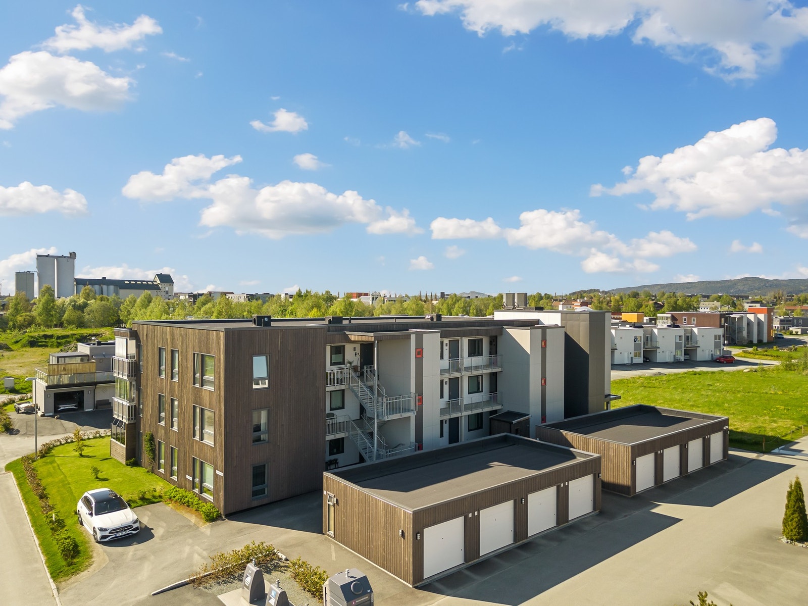 Garasje følger med leiligheten. Galleribilde
