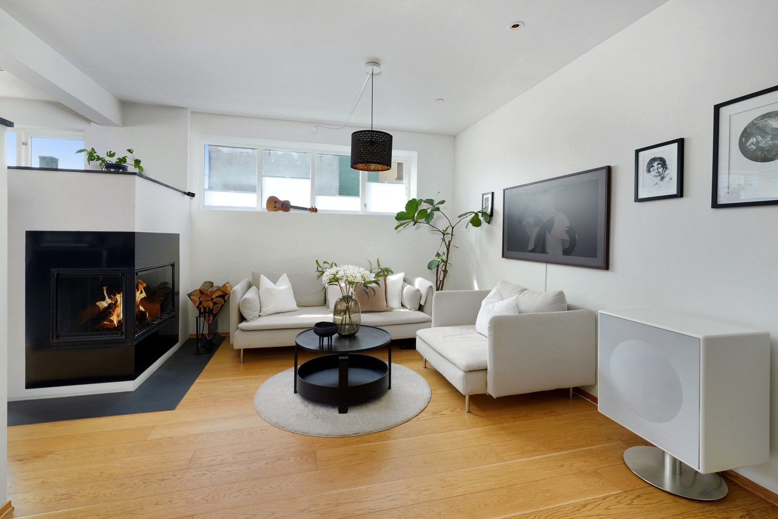 Det er 1-stavs parkett i alle oppholdsrom i denne etasjen Galleribilde