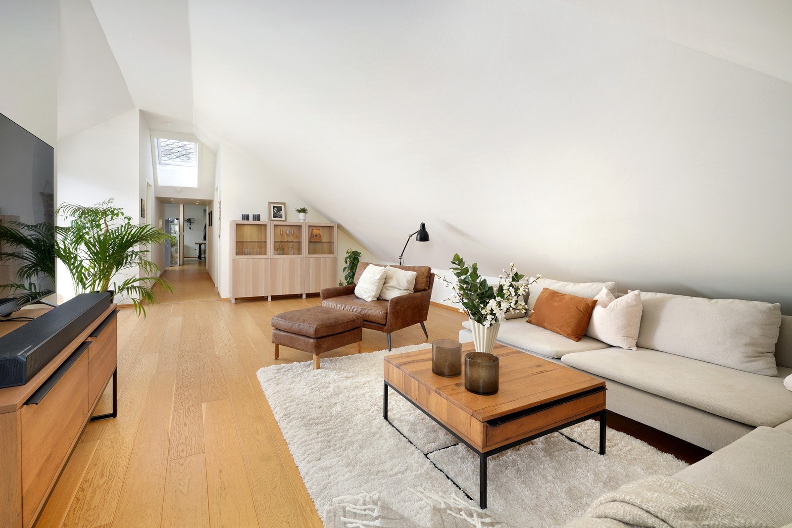 Lys og trivelig TV-stue Galleribilde