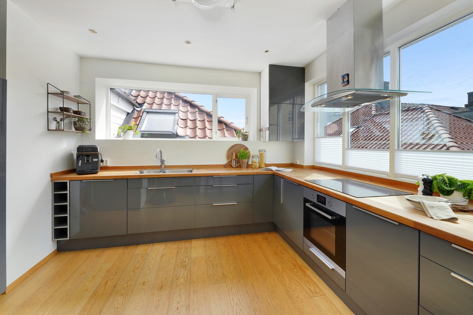 Belysning på kjøkken i form av spotter i tak Galleribilde