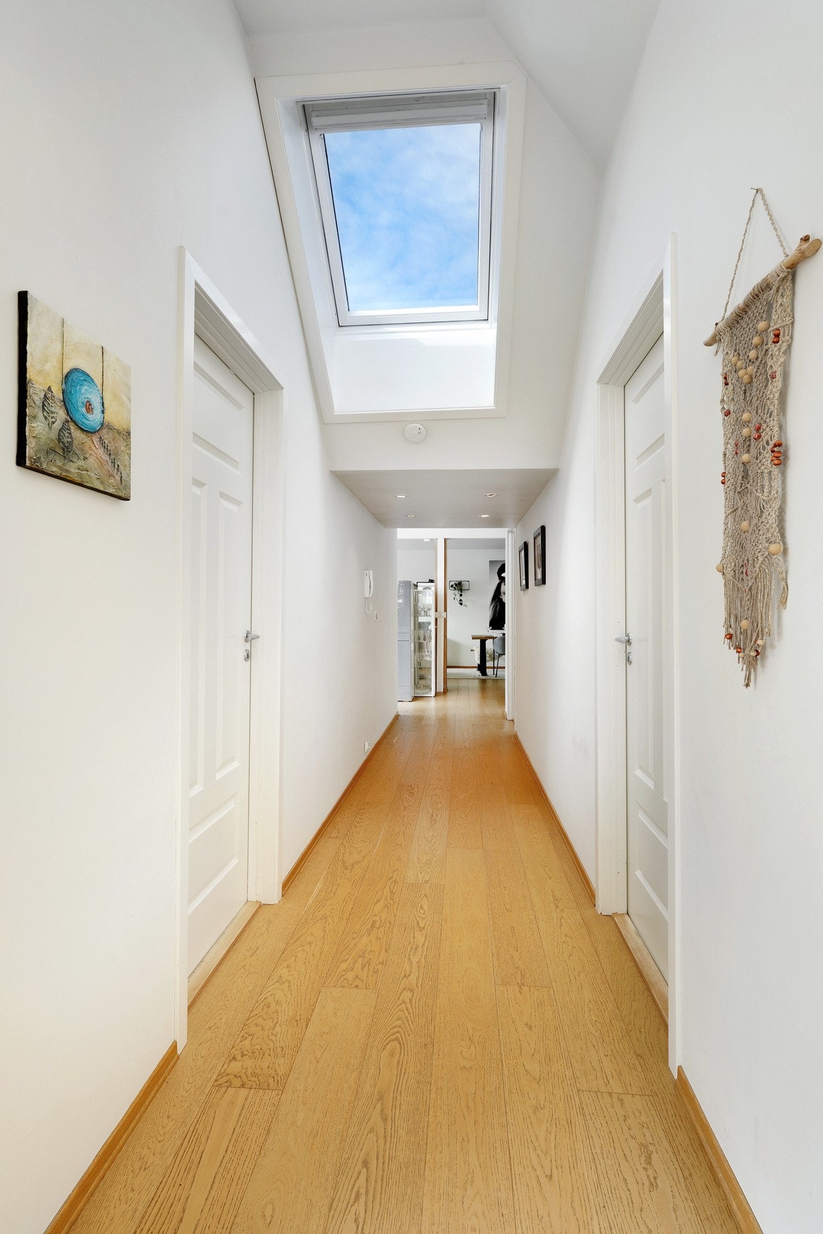 Gangen er bindeledd mellom stuene med tilgang til bad og soverom Galleribilde