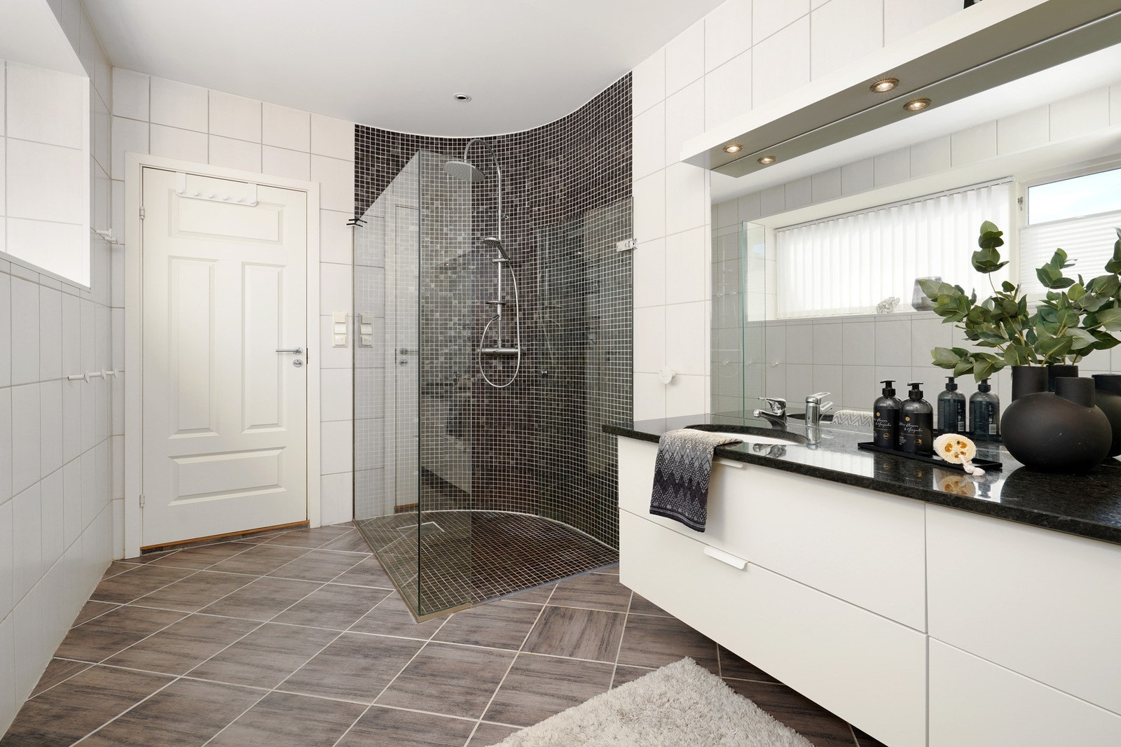 Inneholder 2 servanter med underskap. Vegghengt toalett. Stor dusjnisje Galleribilde