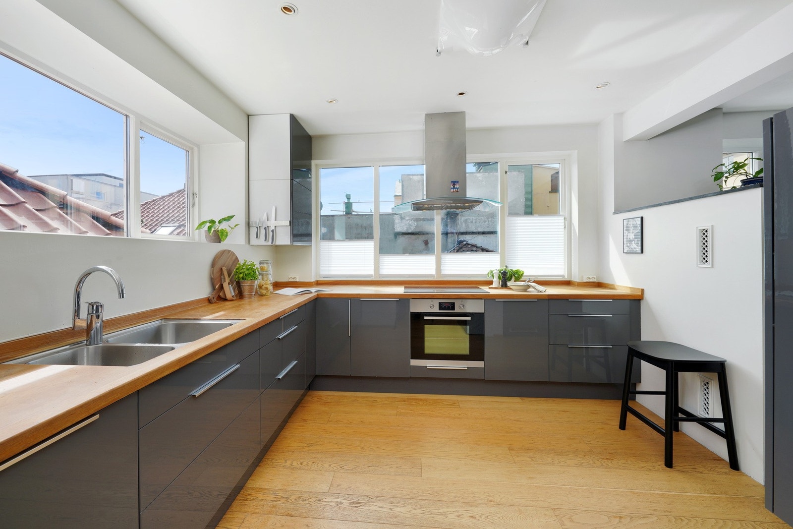 Pent kjøkken med slette fronter og benkeplate i tre Galleribilde