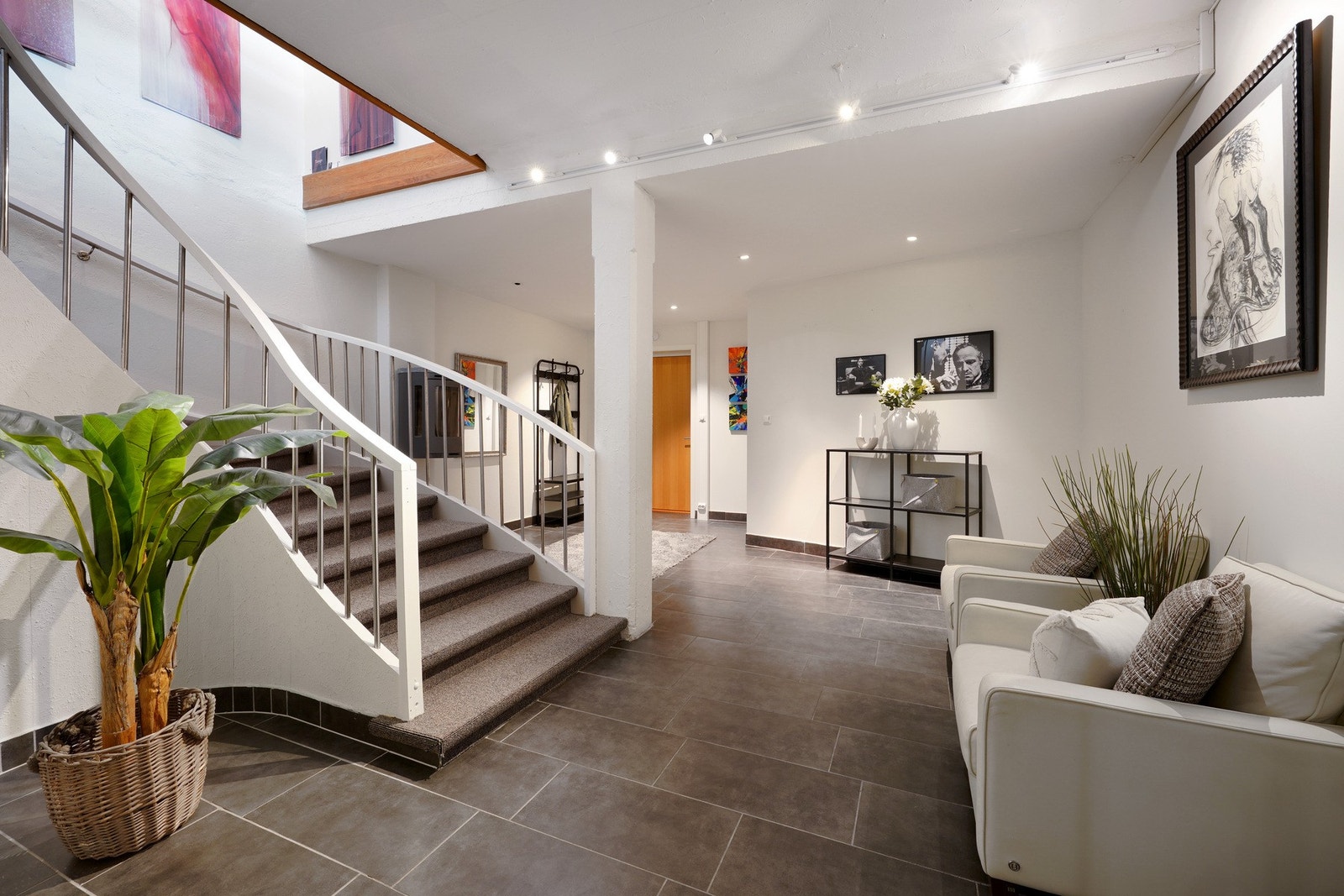 Stilig entré med peis og eksklusiv bred trapp opp til hovedetasje Galleribilde