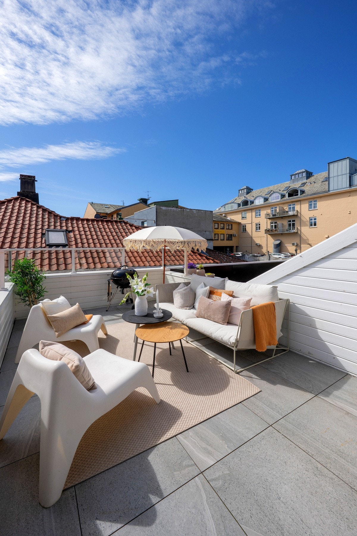 Utrolig kjekk takterrasse med sol helt til kl. 20 om sommeren Galleribilde
