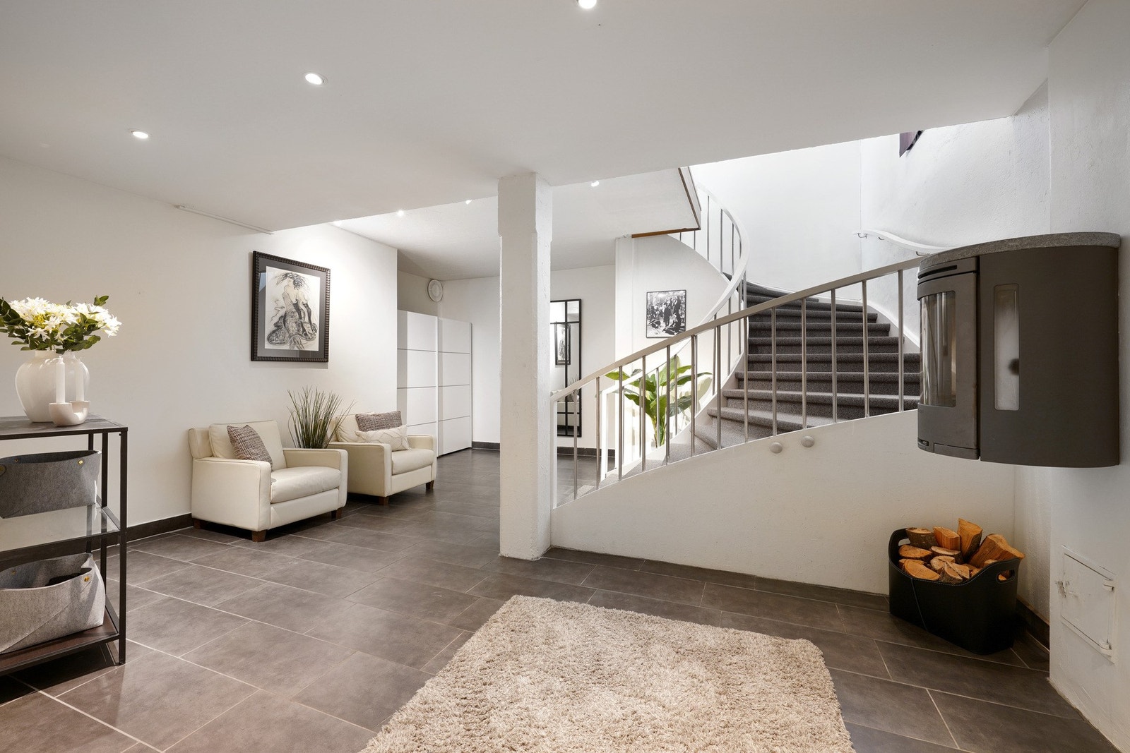 Entréen er imøtekommende med spotter i taket Galleribilde