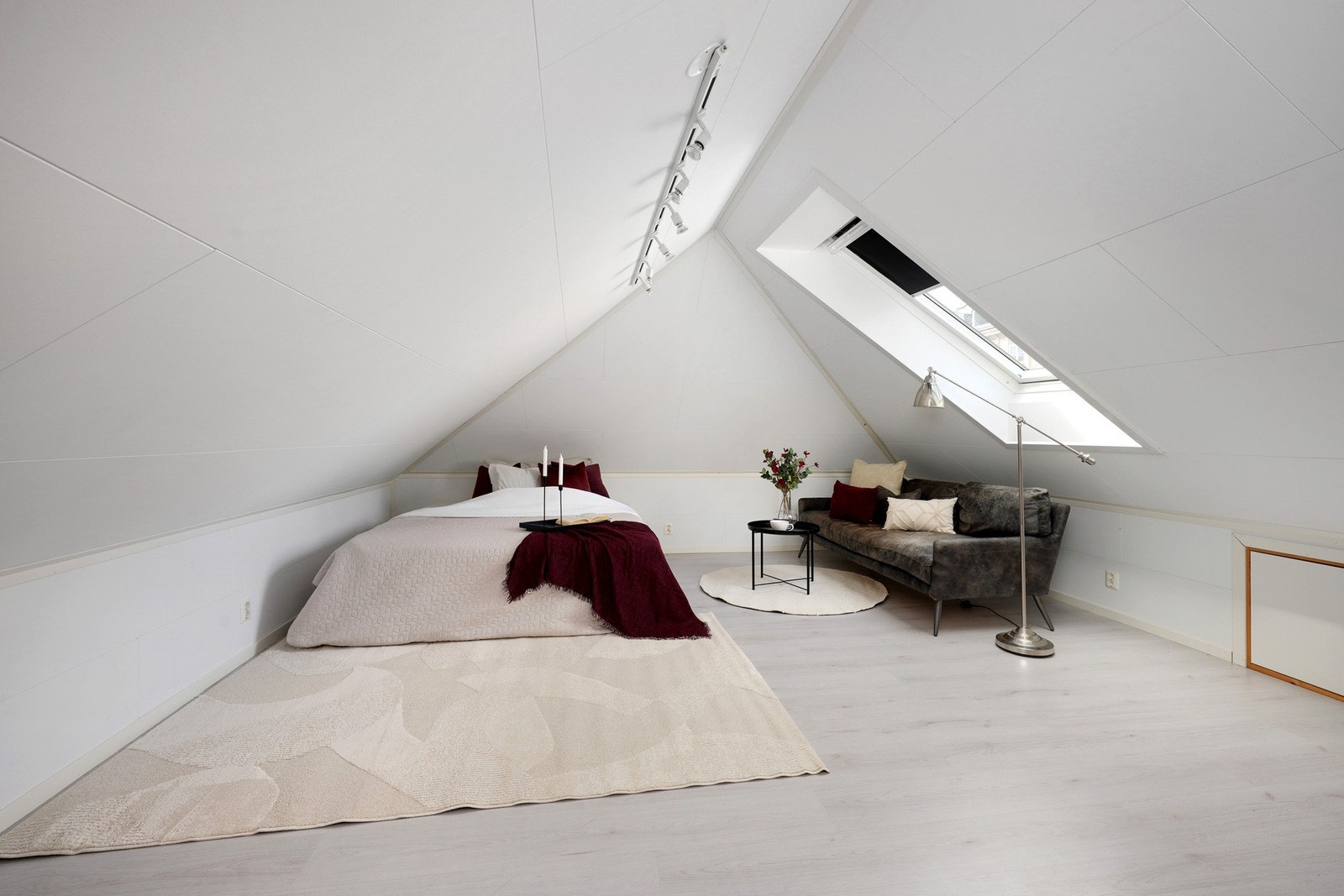 Koselig loft med opplegg for vann til hybelkjøkken Galleribilde