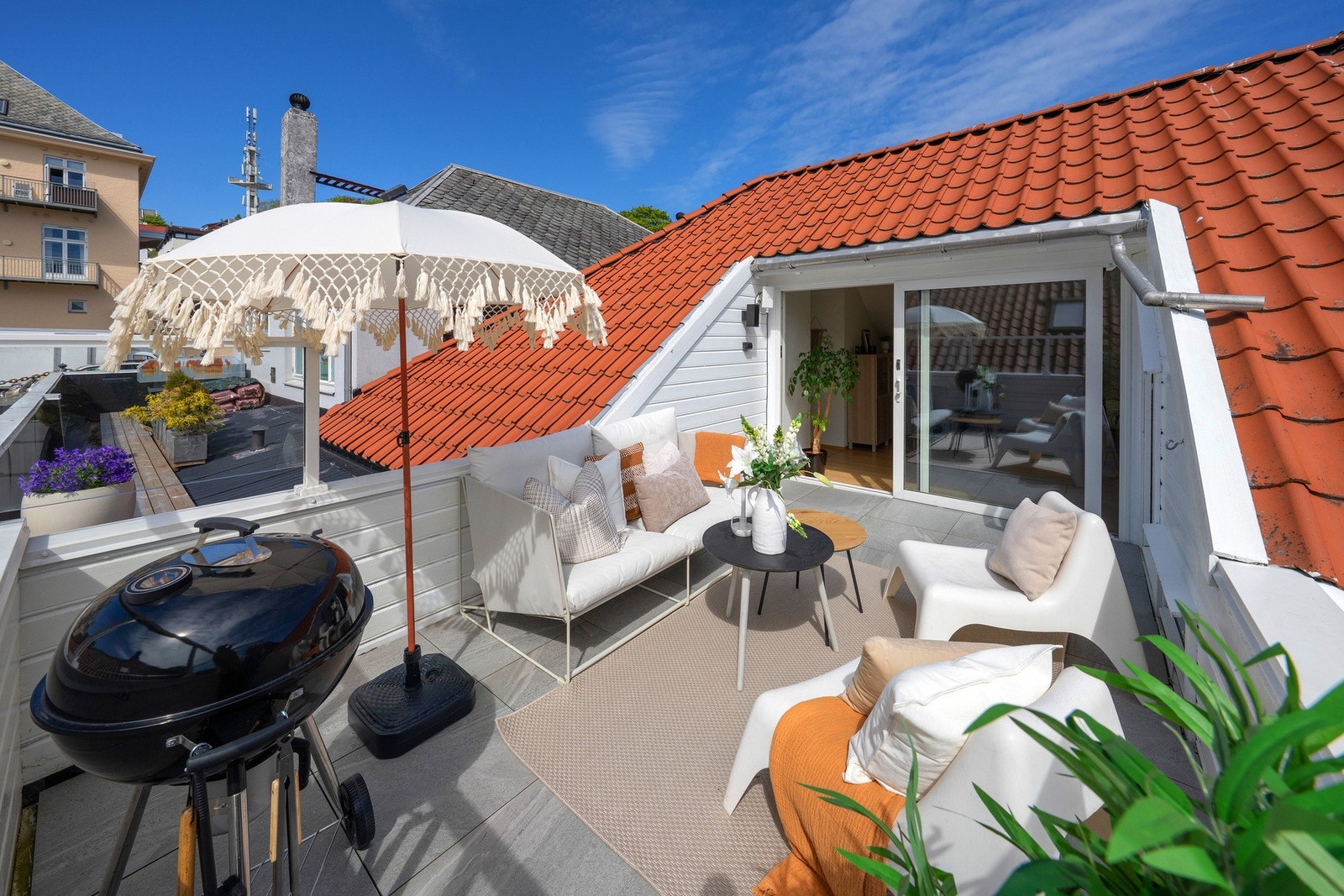 Romslig takterrasse med gode solforhold Galleribilde