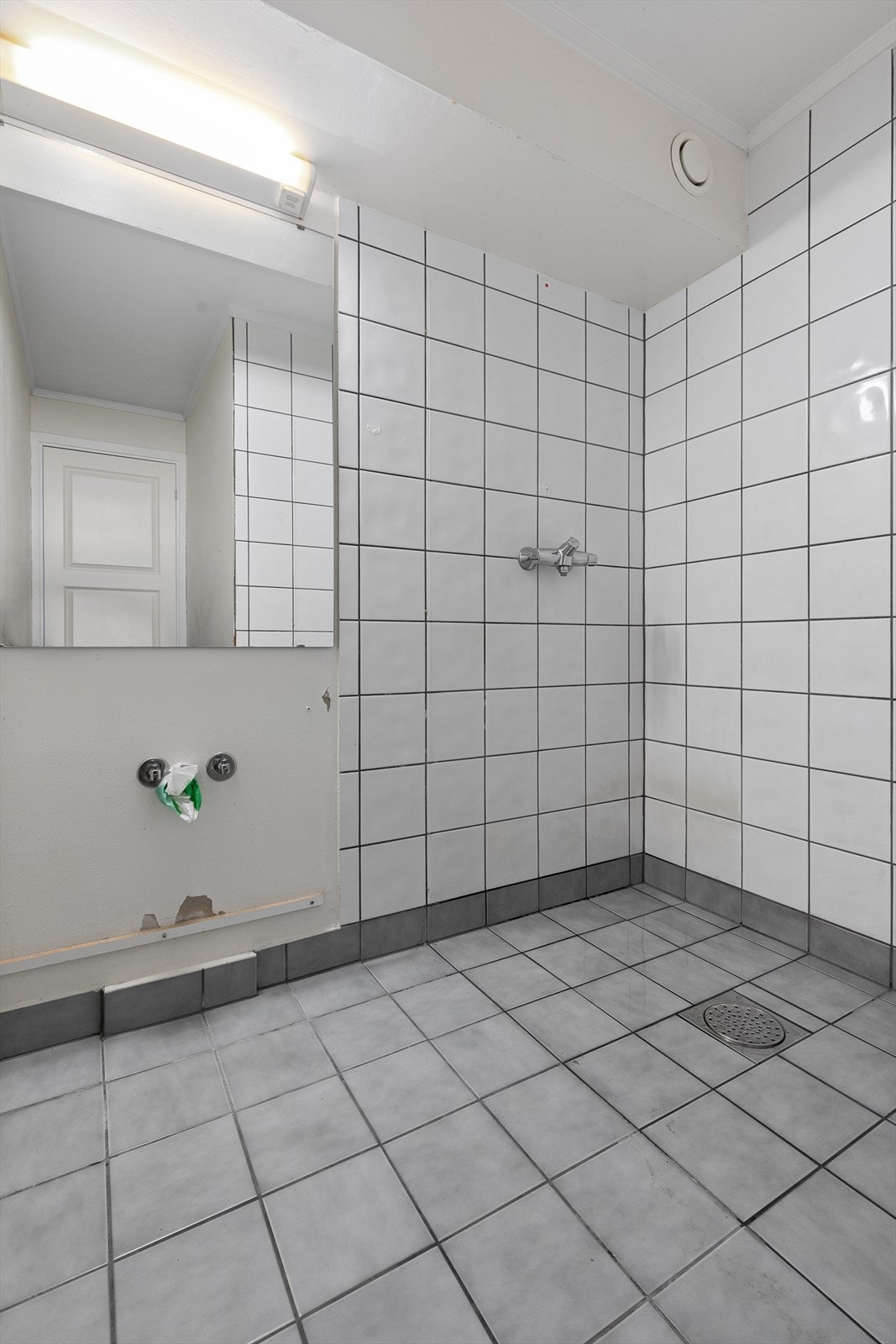 Bad med flislagt gulv med varme. Badet har behov for å montere dusjløsning og servantinnredning Galleribilde