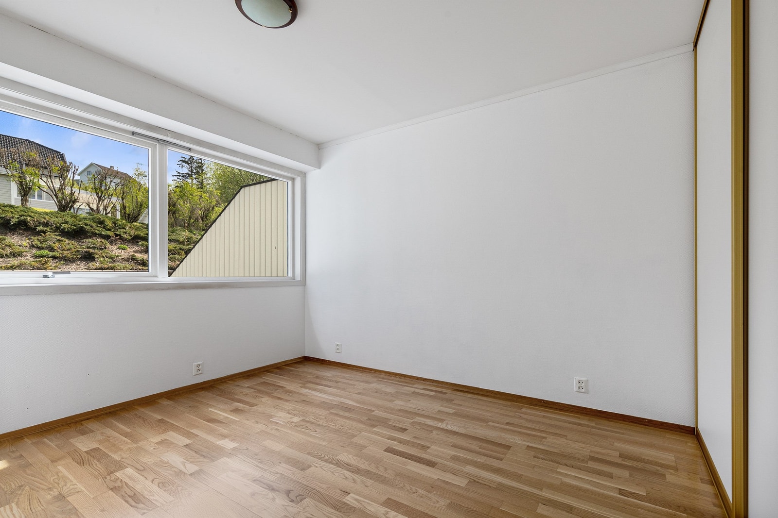 Soverom i 1.etg med plass til dobbeltseng og skyvedørsgarderobe. Rommet er nymalt Galleribilde