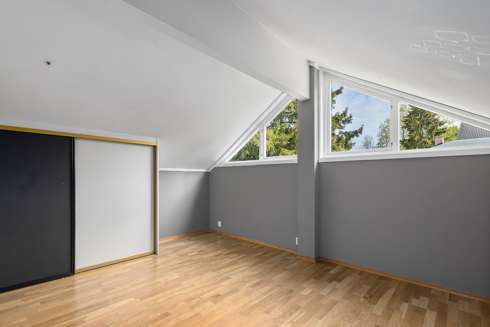 Praktisk skyvedørsgarderobe montert her Galleribilde