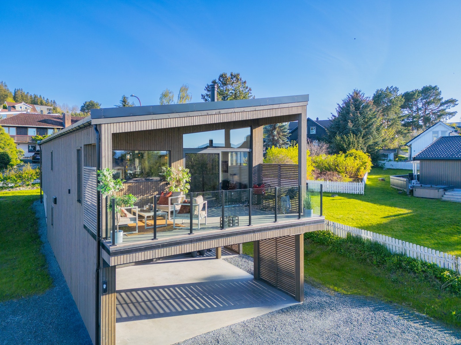 EiendomsMegler 1 v/Frank Robert Bae har gleden av å presentere en særdeles flott enebolig beliggende innerst i blindvei i Granåslia. Galleribilde