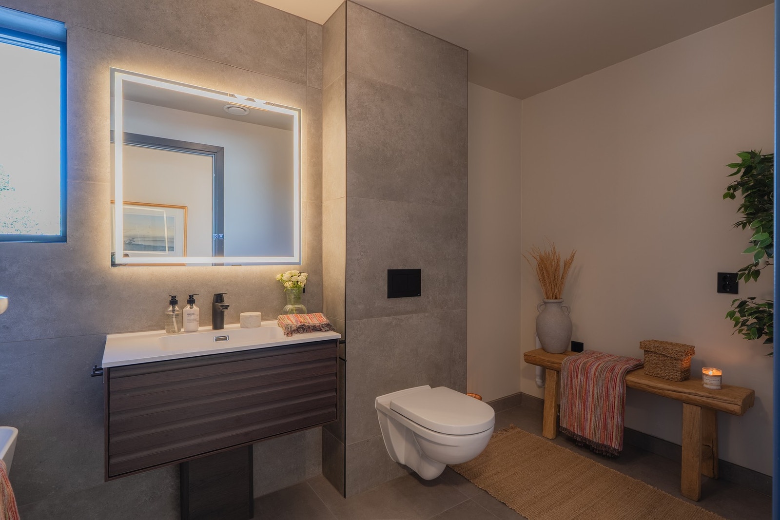 På badet er det også opplegg for vaskemaskin og tørketrommel. Galleribilde