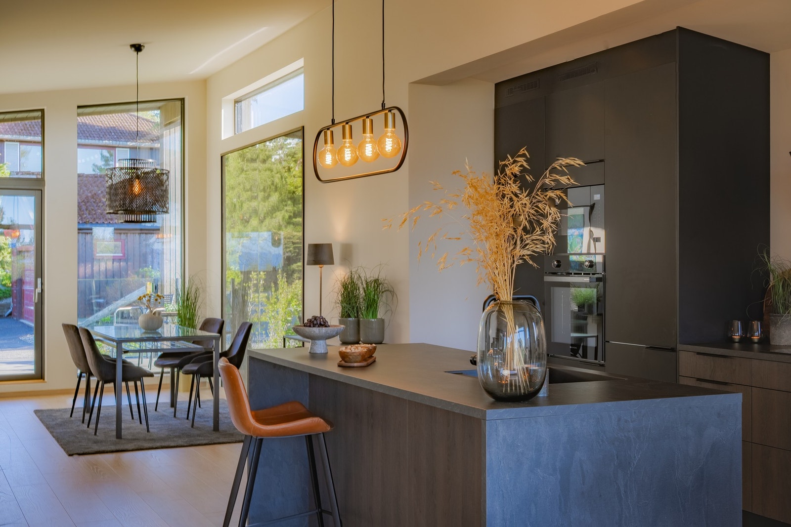 I enden av rommet finner spisebordet sin naturlige plass. Galleribilde