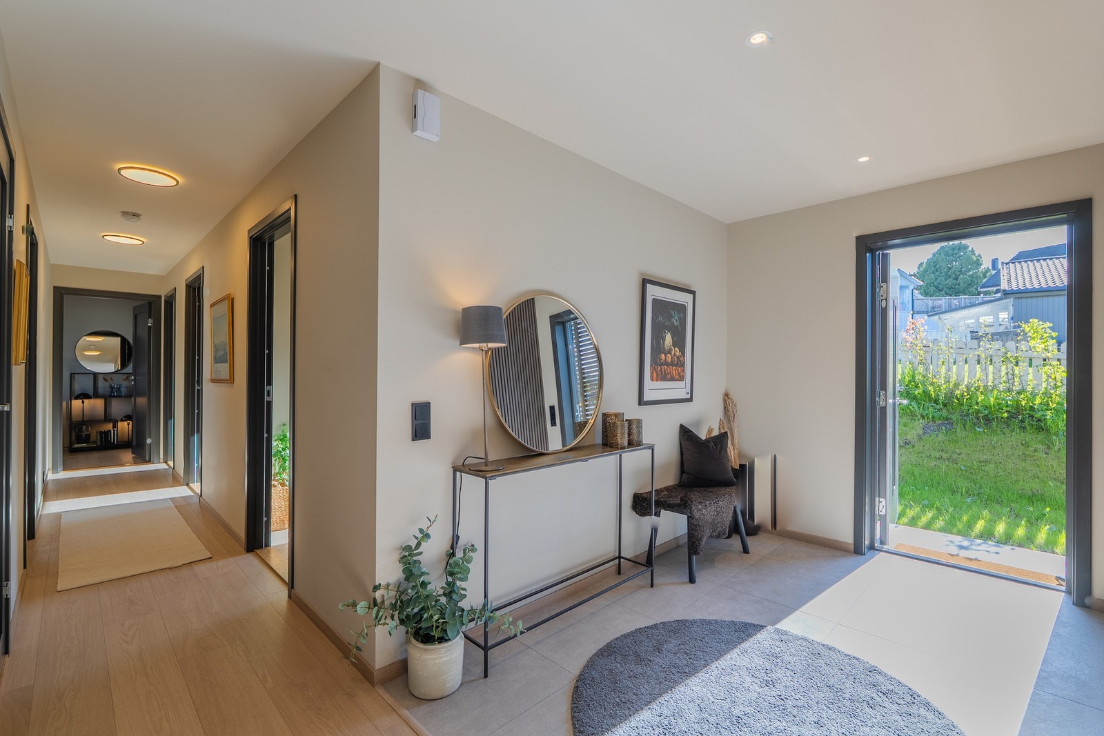 Boligen ventileres via balansert ventilasjon med aggregat plassert på teknisk rom. Galleribilde