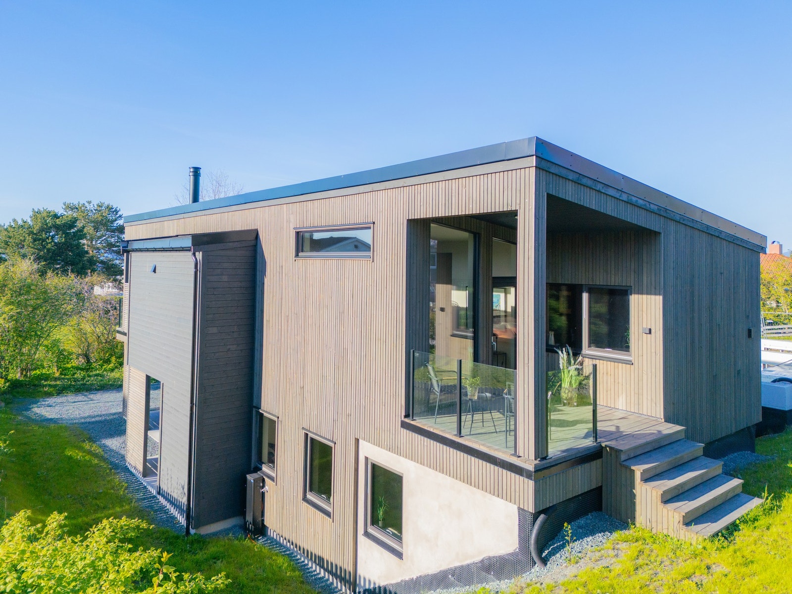 Takstmannen har gitt tilstandsgrad 0 på absolutt alle punkter i sin tilstandsrapport, med unntak av på trappen ned fra terrasse pga. manglende rekkverk/håndløper. Galleribilde
