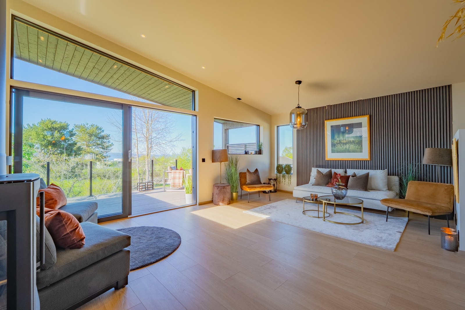 Store vindusflater på flere sider gir et godt lysinnslipp, og sammen med takhøyde opp til ca. 3 meter bidrar dette til en særegen og luftig atmosfære. Galleribilde