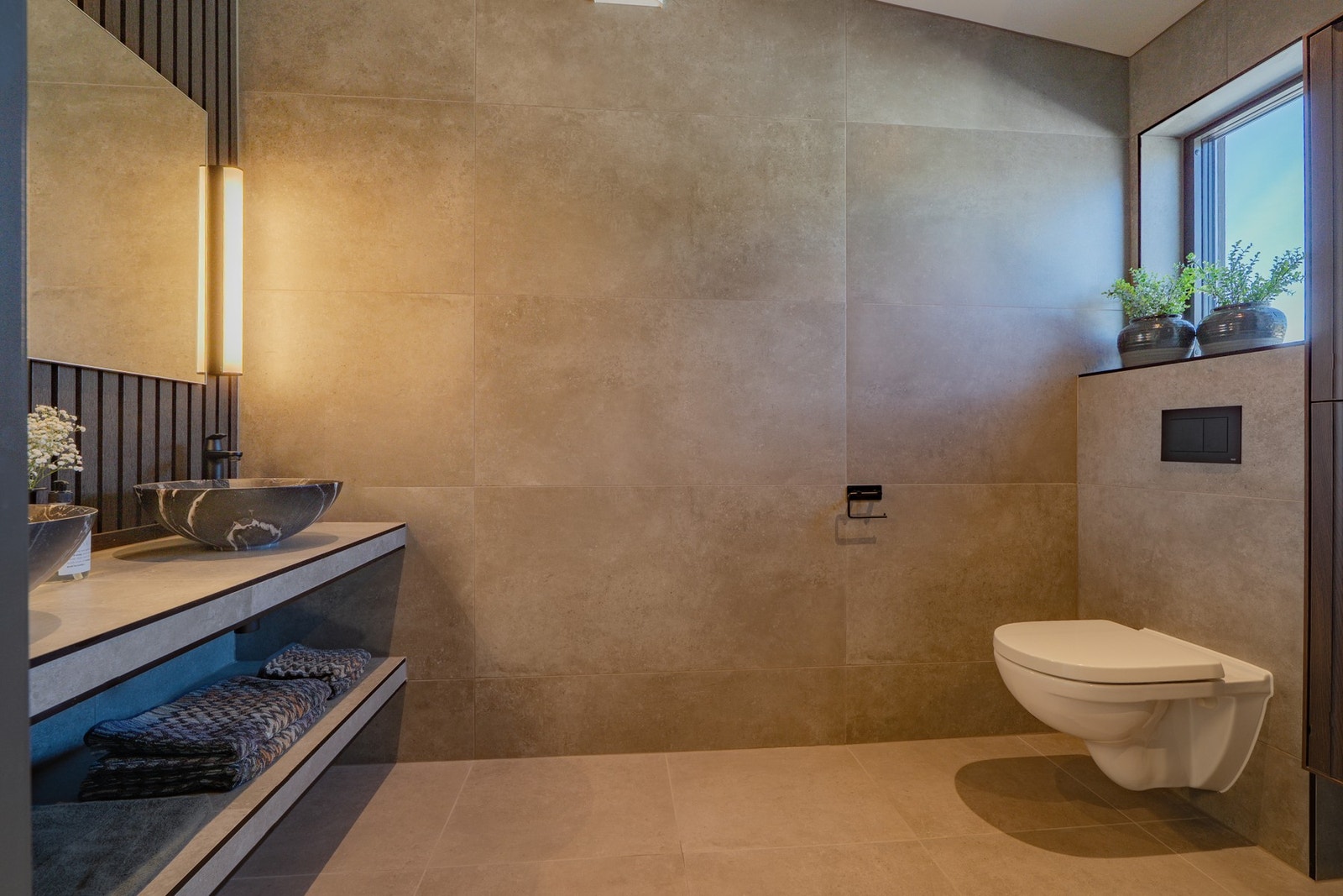 Særdeles flott bad i 2. etasje. Her er det valg eksklusive materialer med bl.a 60x120 cm flis på vegg og innredning med dobbelservant. Galleribilde